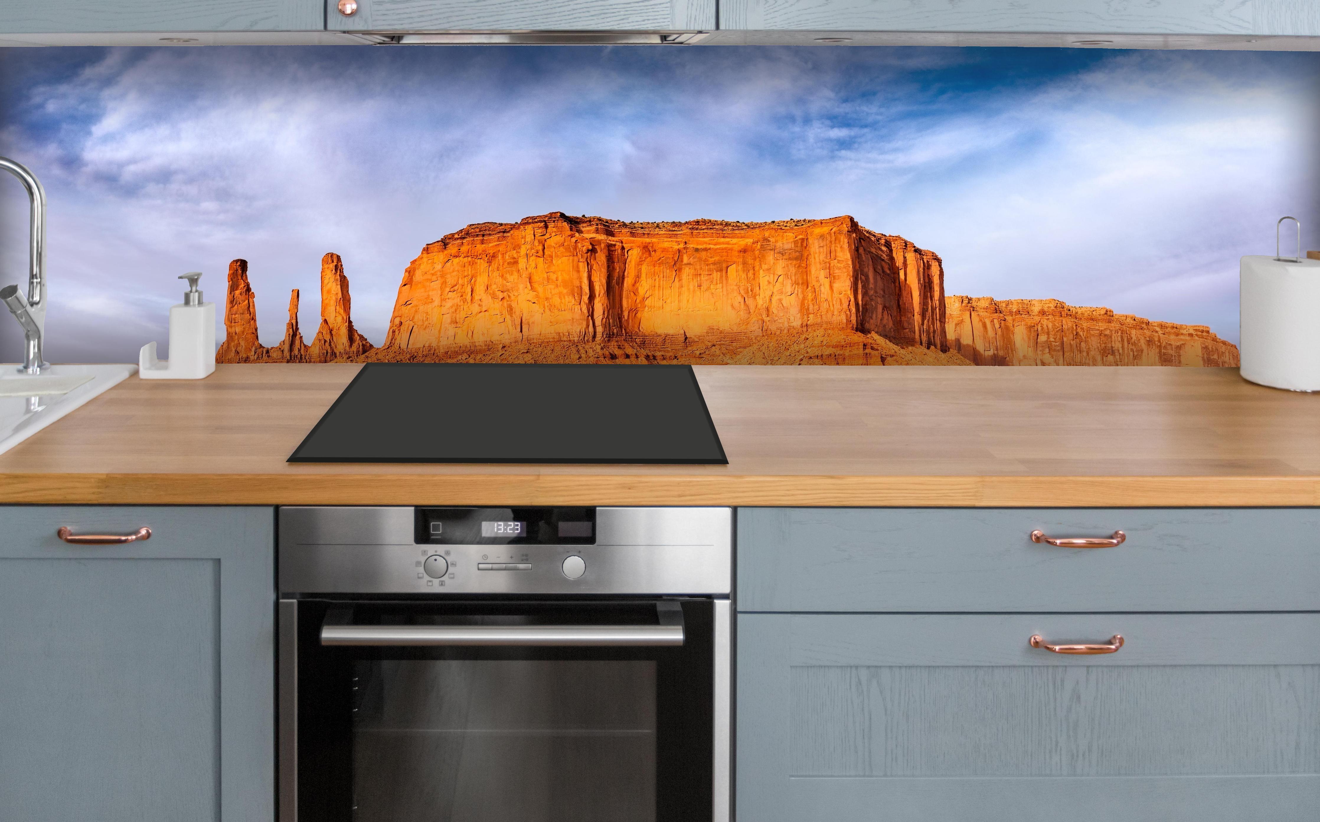 Küche - Monumentale Tallandschaft über polierter Holzarbeitsplatte mit Cerankochfeld