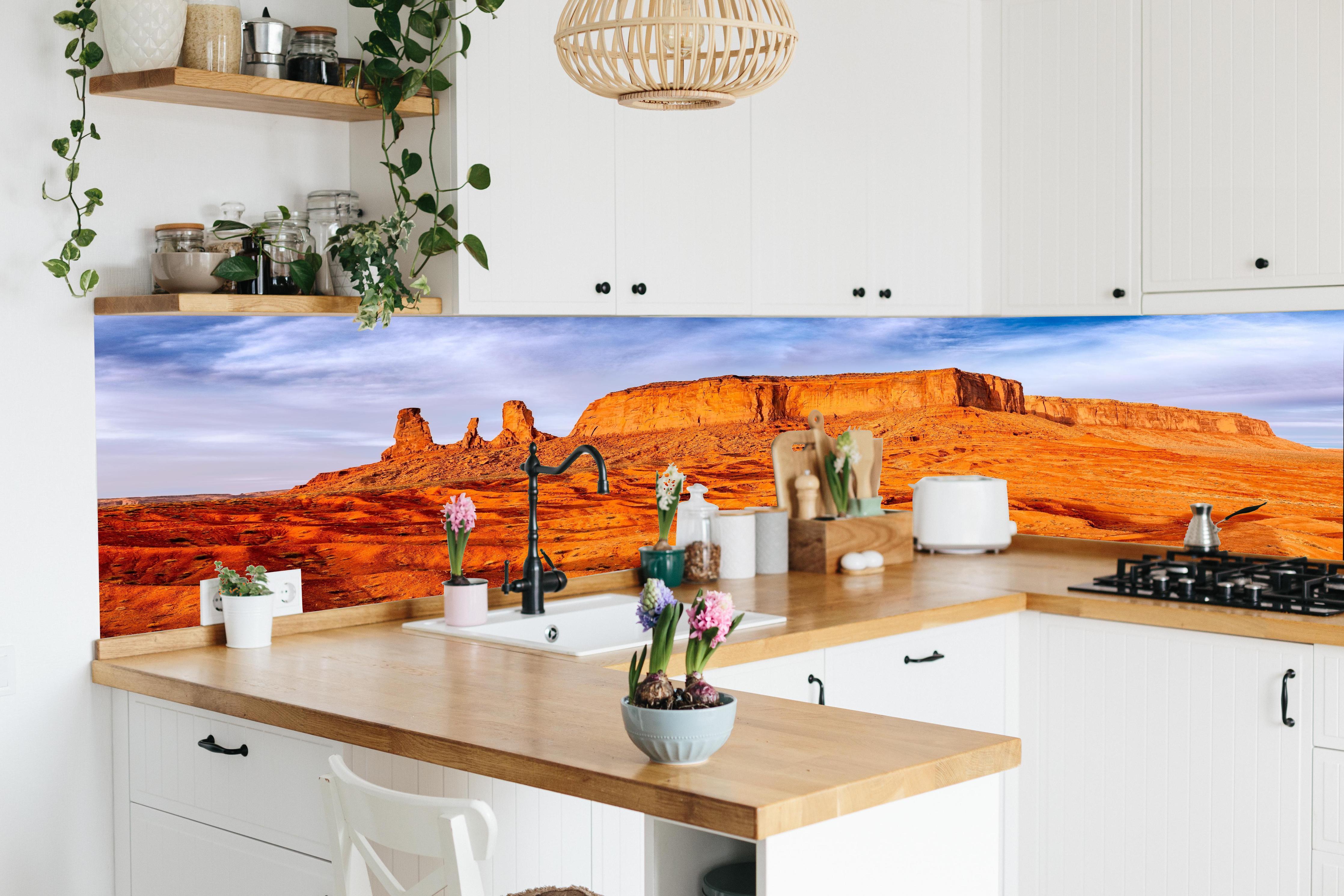 Küche - Monumentale Tallandschaft in lebendiger Küche mit bunten Blumen