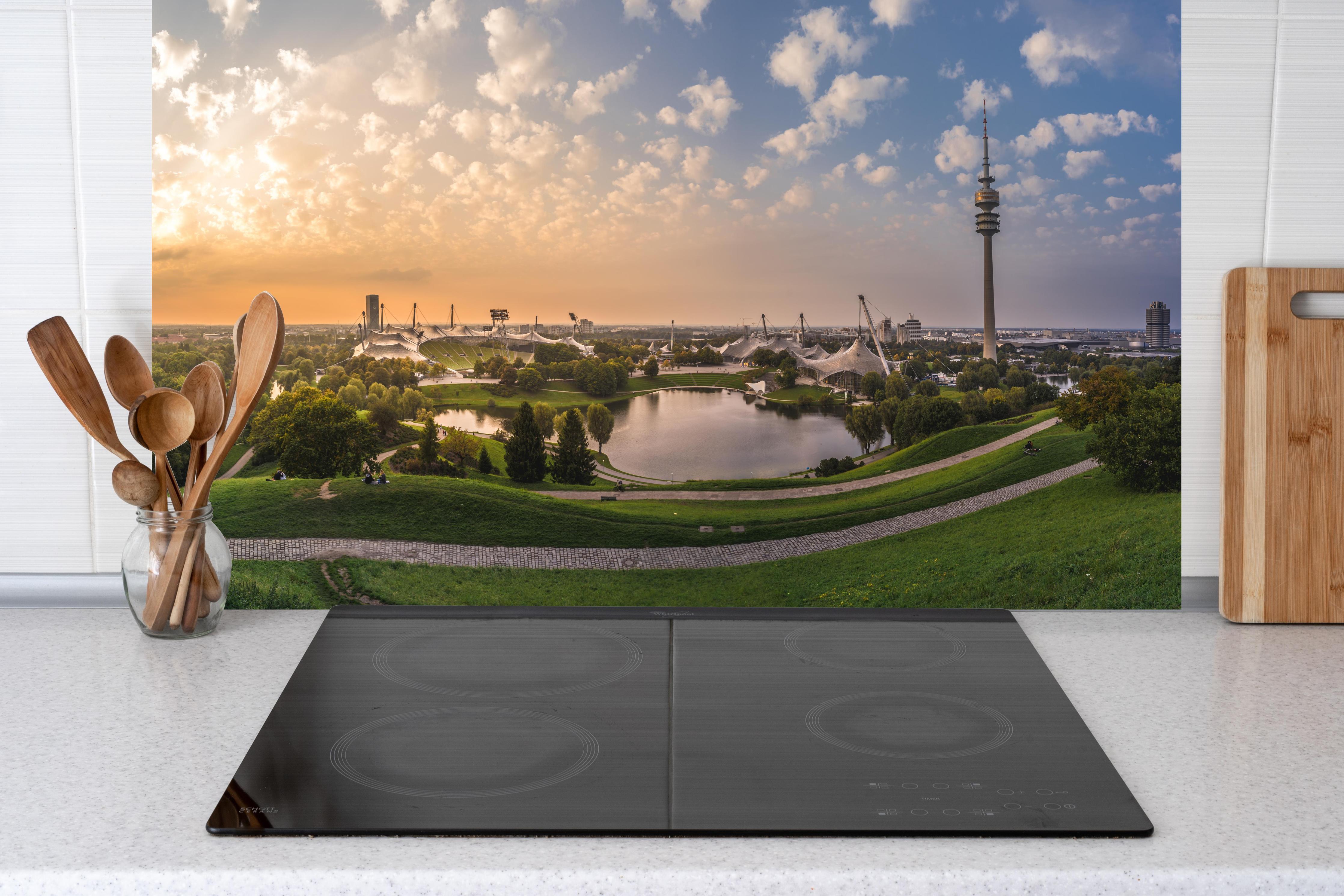 Küche - München Olympiaberg mit Sonnenuntergang hinter Cerankochfeld und Holz-Kochutensilien