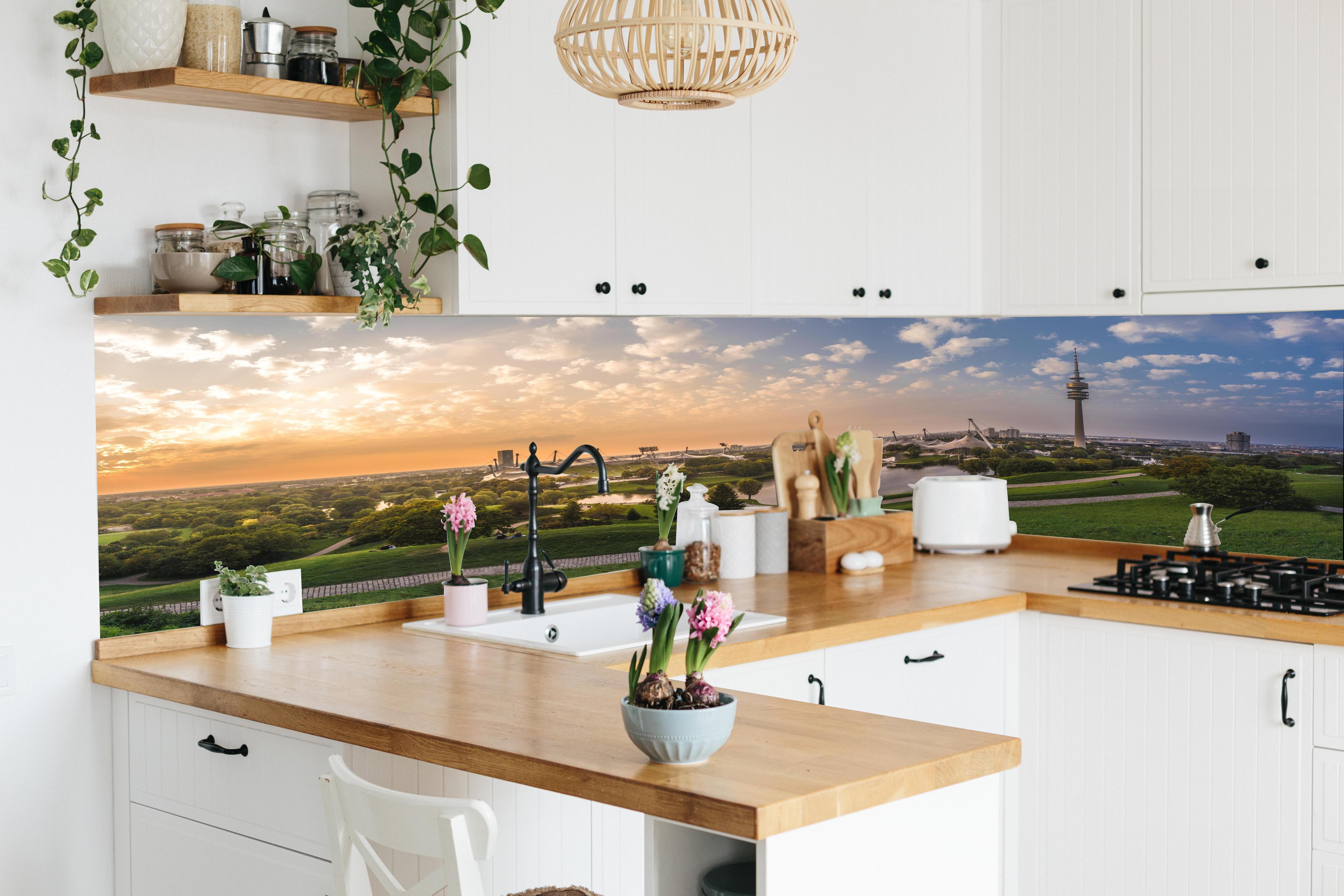 Küche - München Olympiaberg mit Sonnenuntergang in lebendiger Küche mit bunten Blumen