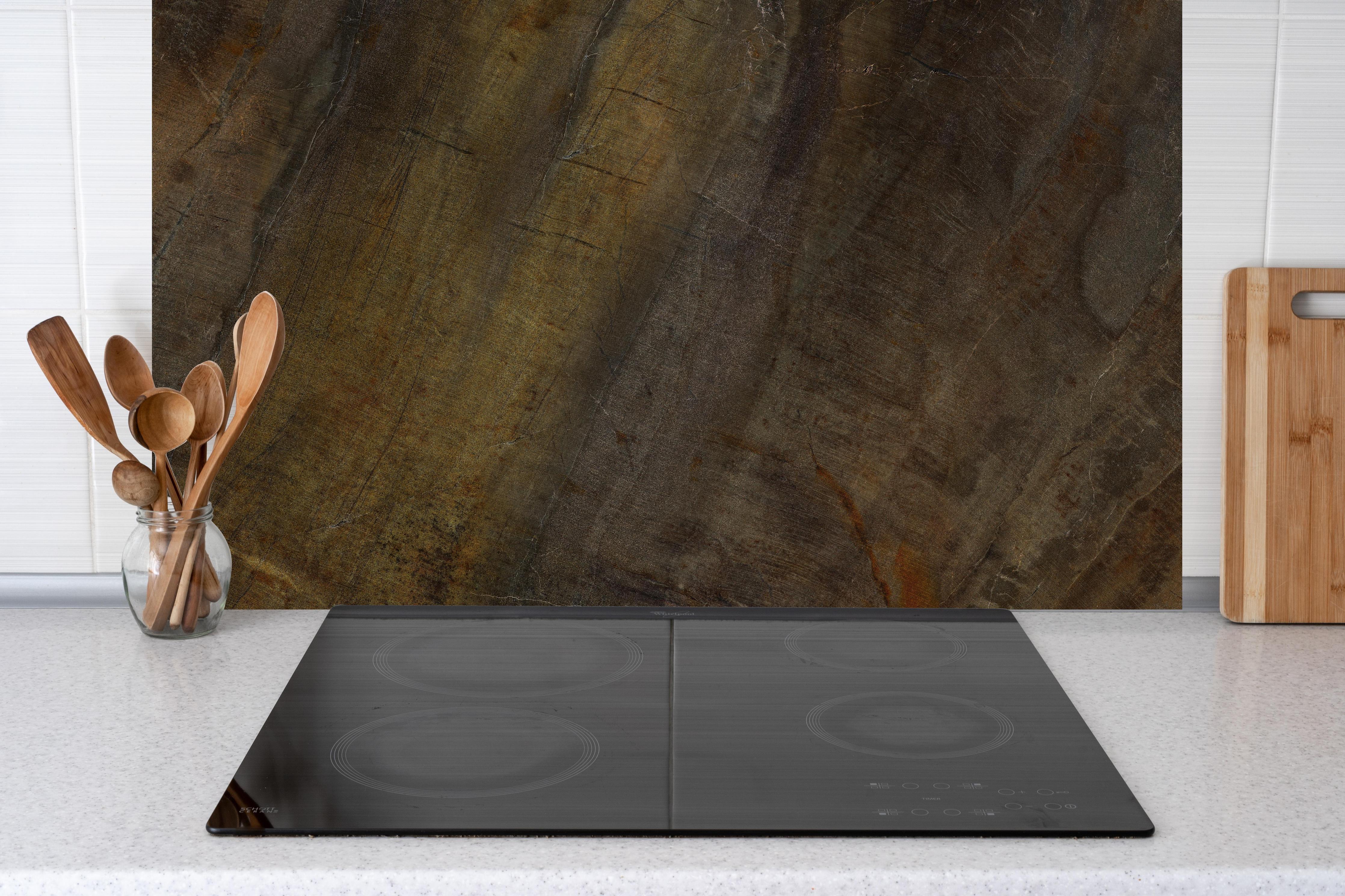 Küche - Multicolor raue Marmortextur hinter Cerankochfeld und Holz-Kochutensilien