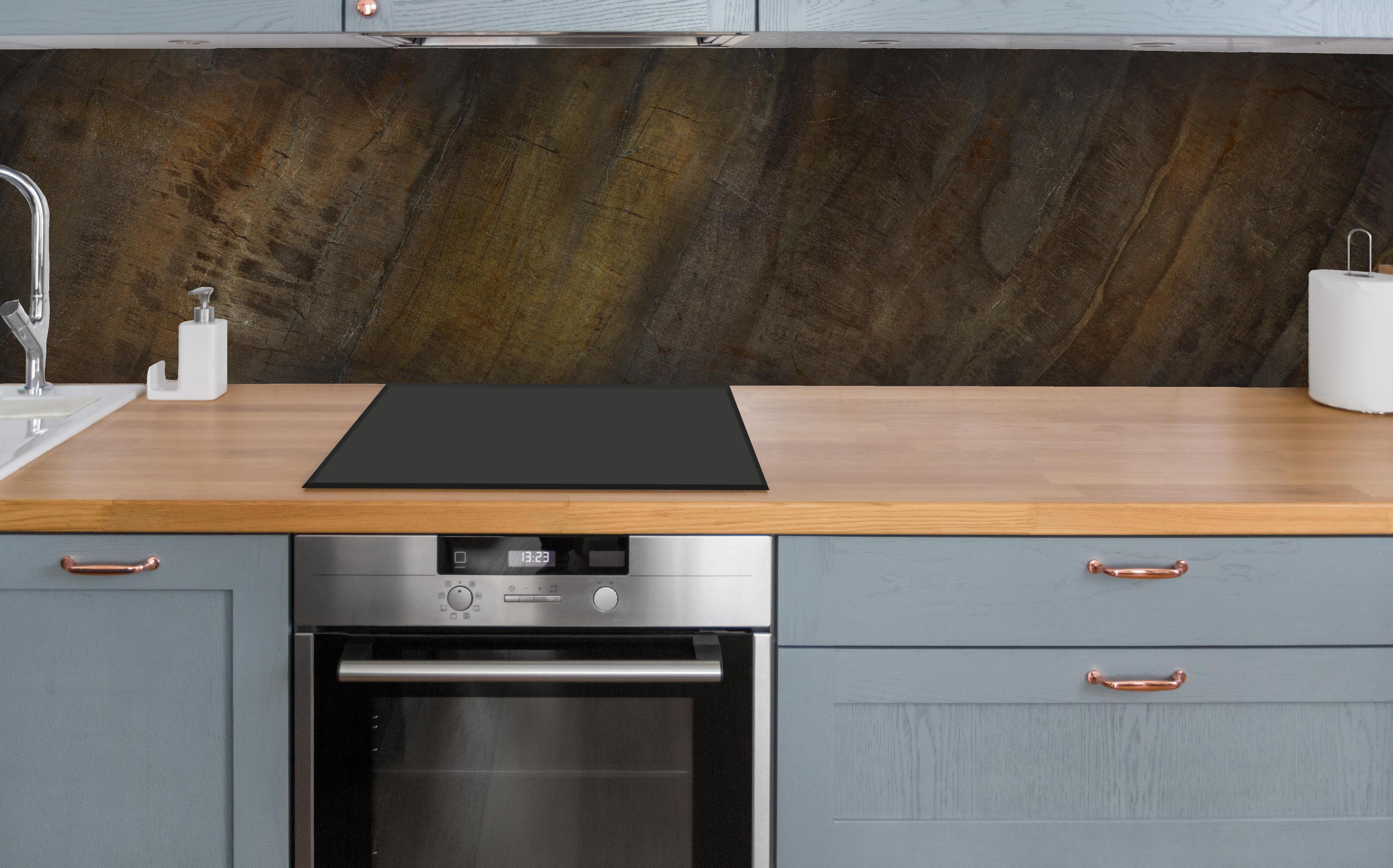 Küche - Multicolor raue Marmortextur über polierter Holzarbeitsplatte mit Cerankochfeld