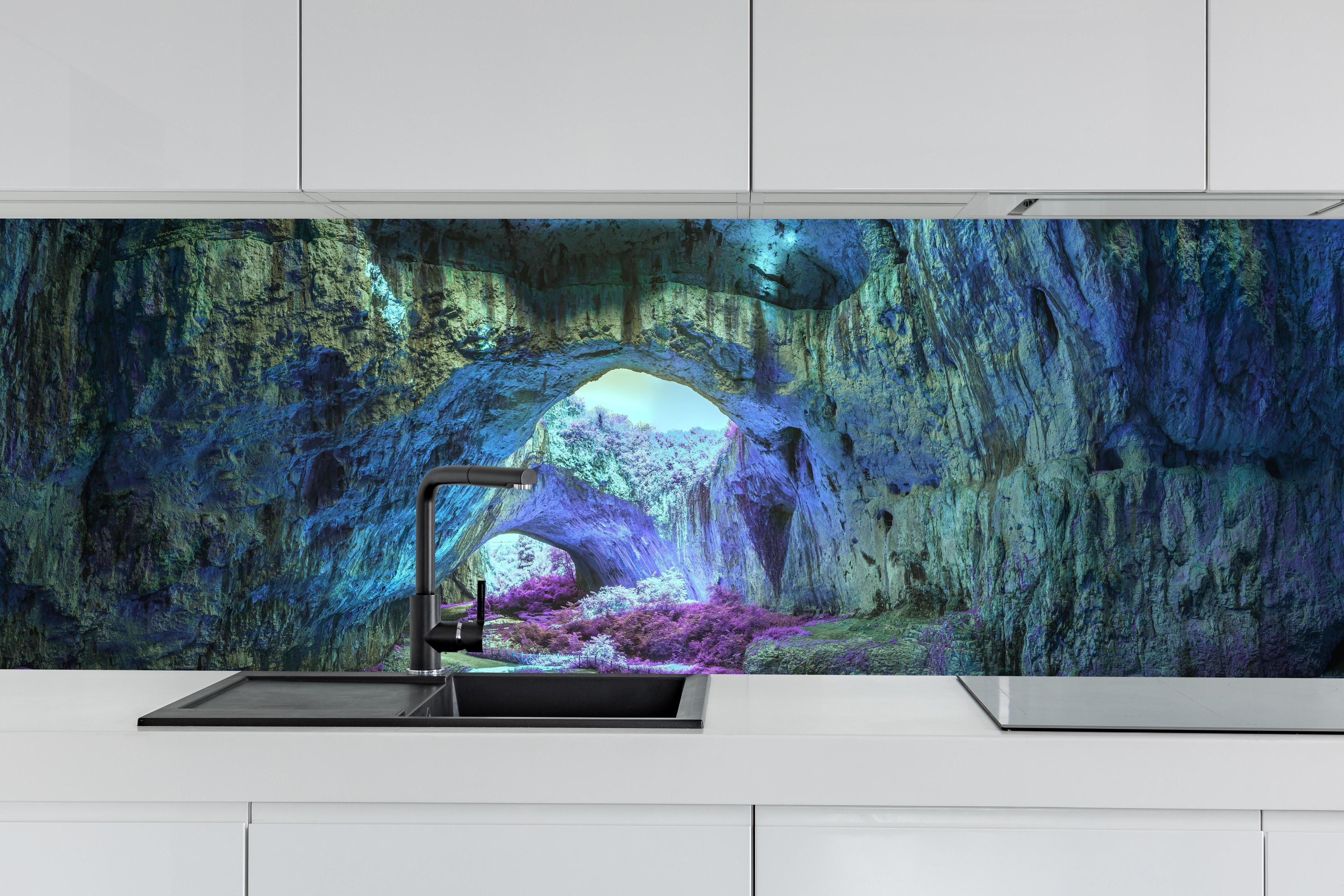Küche - Mystische Höhle in fantastisch leuchtenden Farben hinter weißen Hochglanz-Küchenregalen und schwarzem Wasserhahn