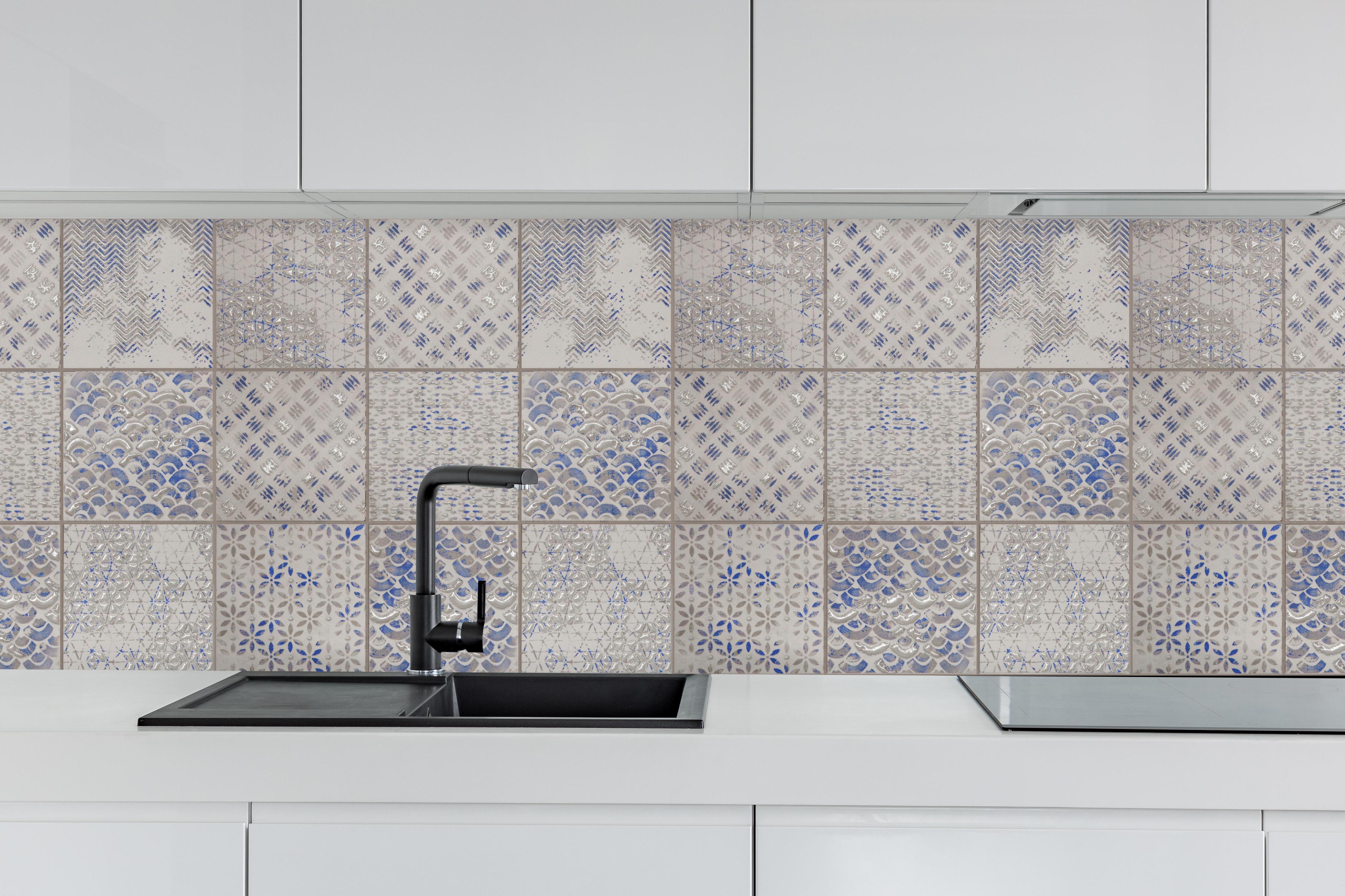 Küche - Nahtlose Vintage Retro Fliesen hinter weißen Hochglanz-Küchenregalen und schwarzem Wasserhahn