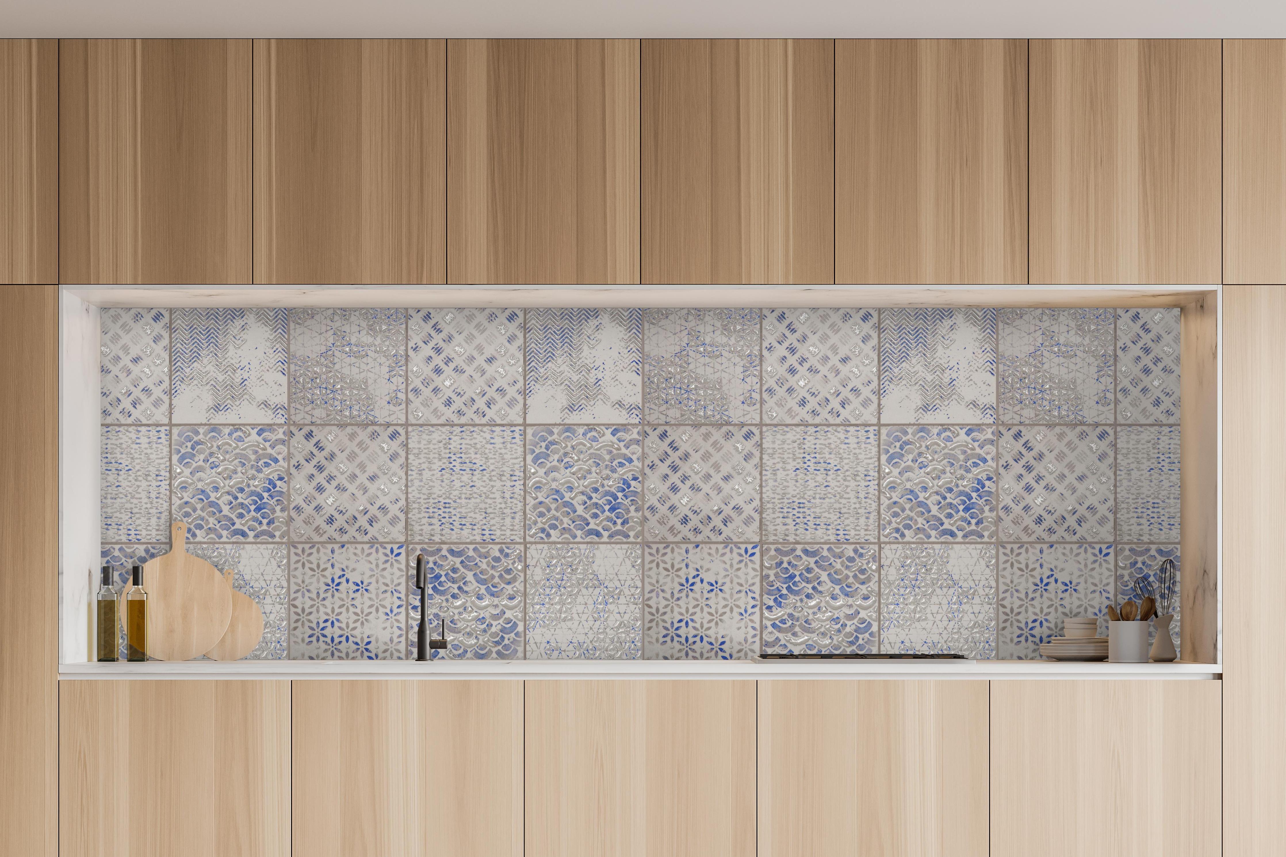 Küche - Nahtlose Vintage Retro Fliesen in charakteristischer Vollholz-Küche mit modernem Gasherd