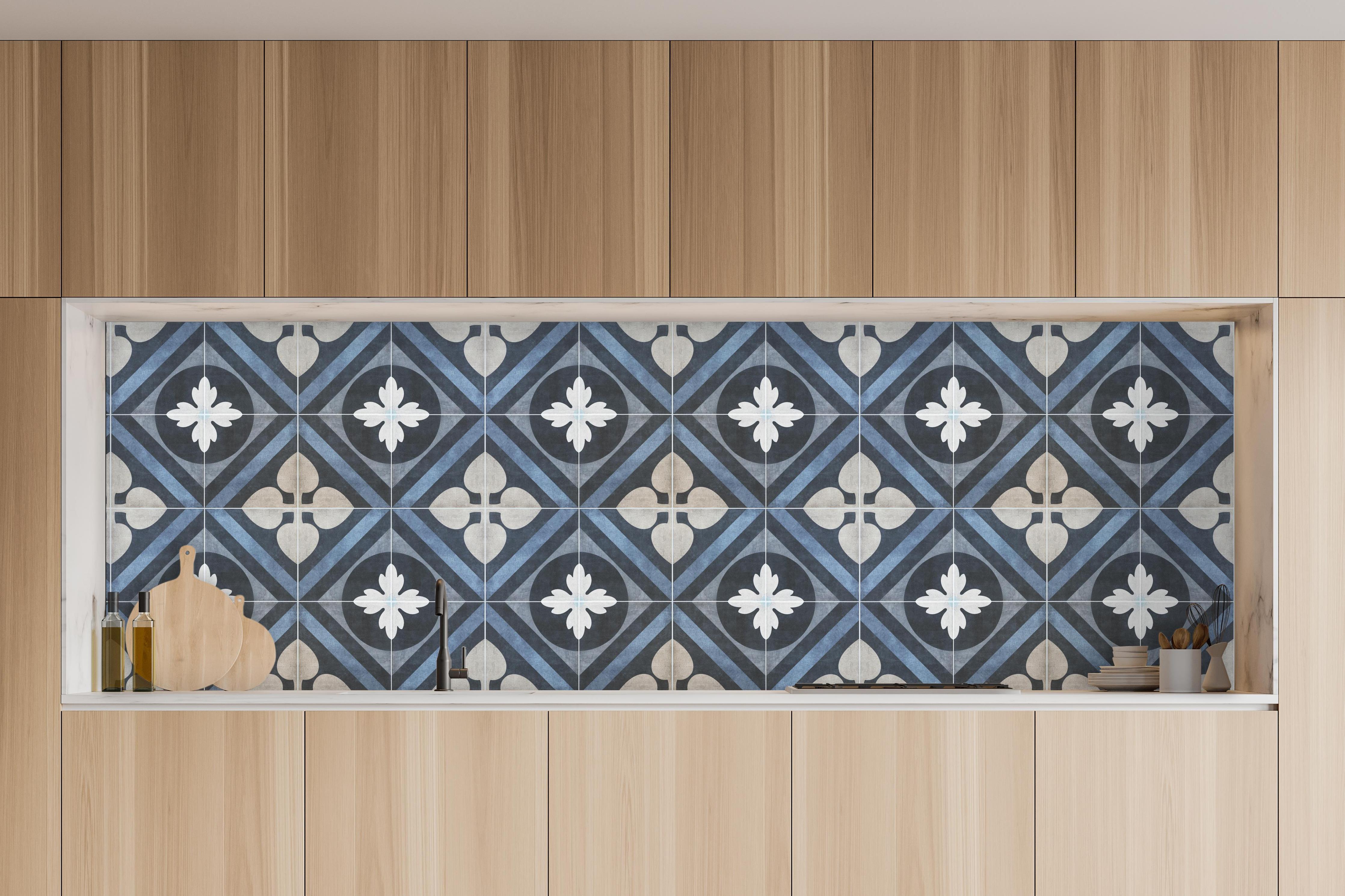 Küche - Nahtlose blau weiße vintage Fliesen in charakteristischer Vollholz-Küche mit modernem Gasherd