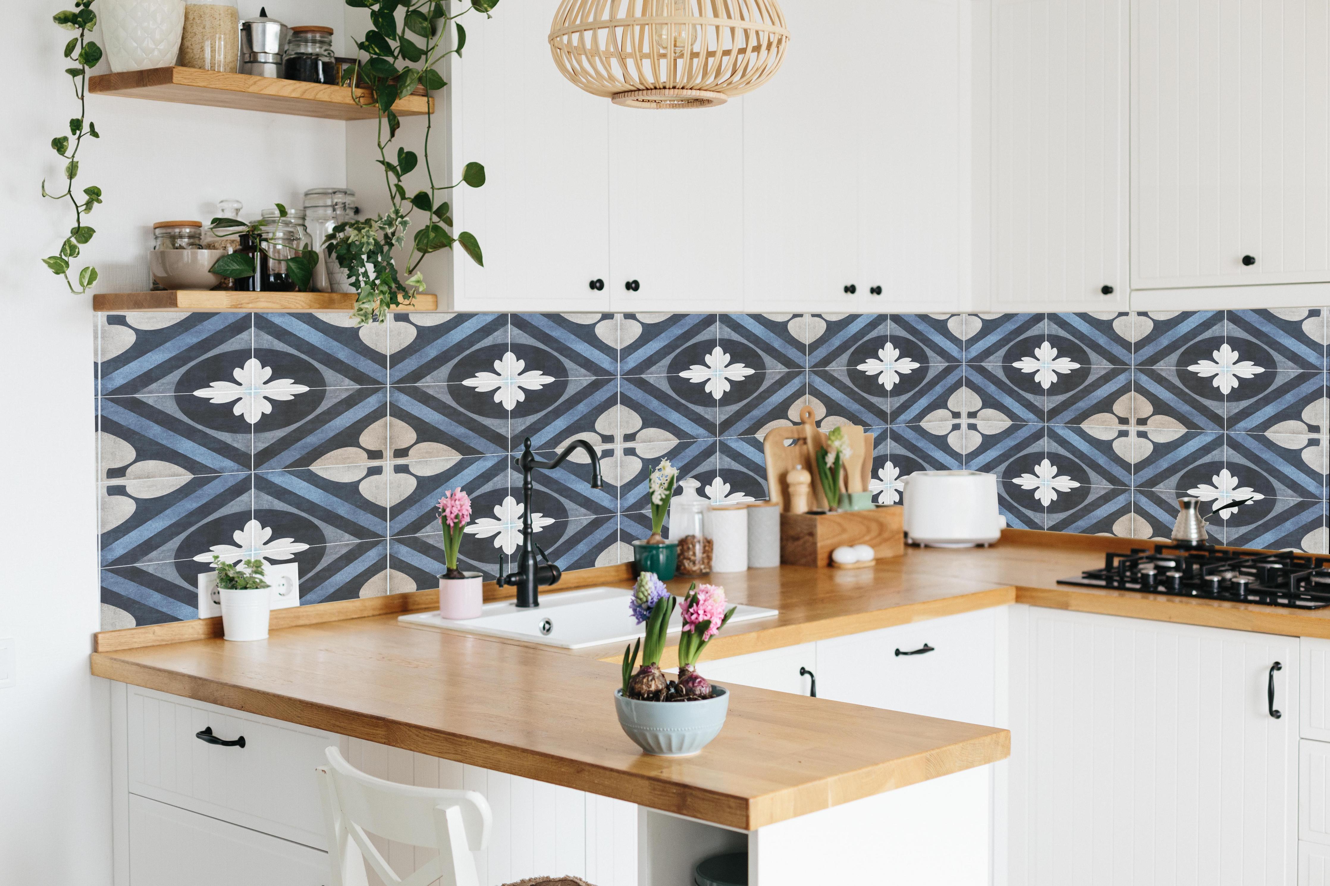 Küche - Nahtlose blau weiße vintage Fliesen in lebendiger Küche mit bunten Blumen