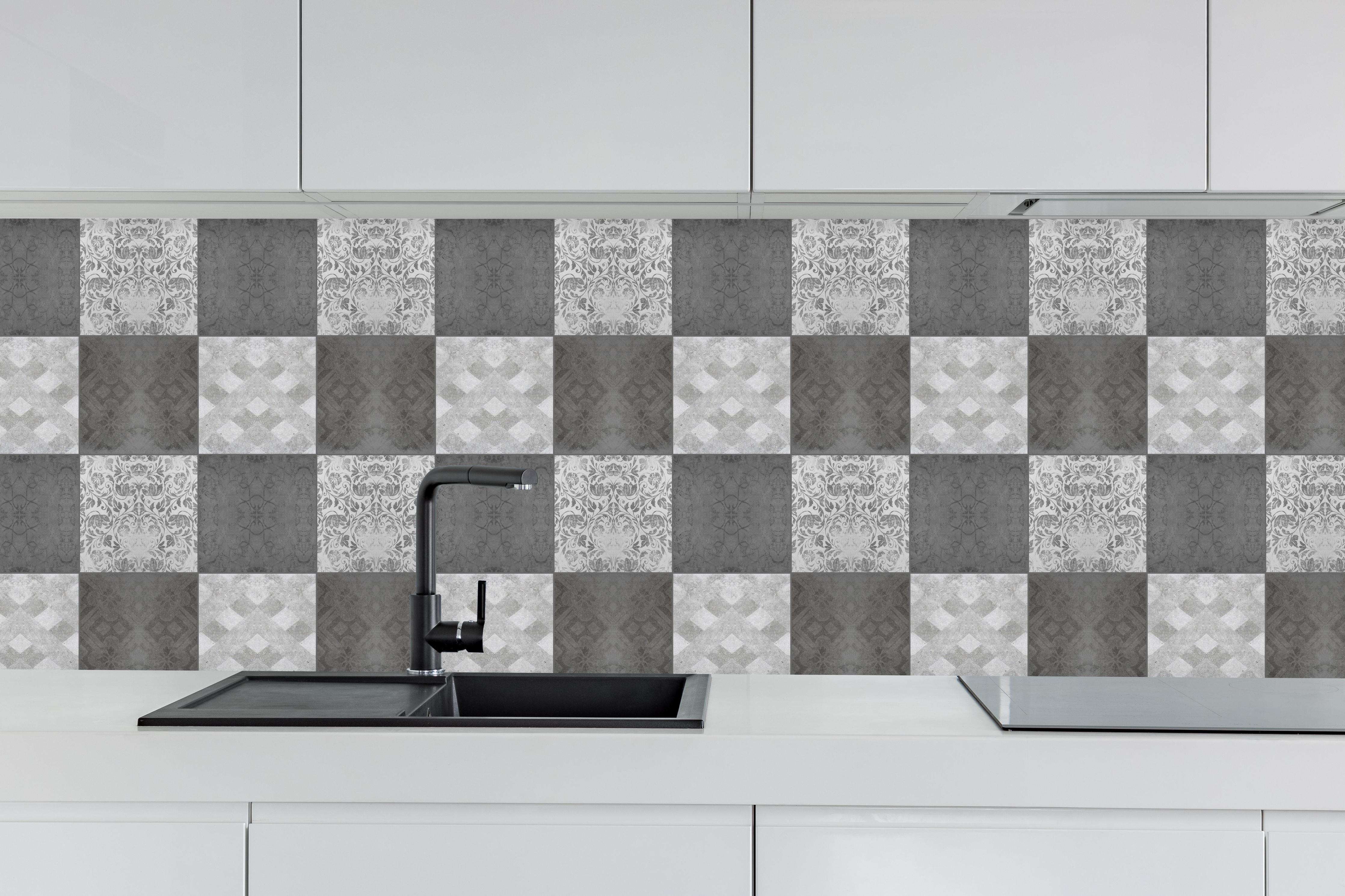 Küche - Nahtlose dunkle Vintage Fliesen hinter weißen Hochglanz-Küchenregalen und schwarzem Wasserhahn