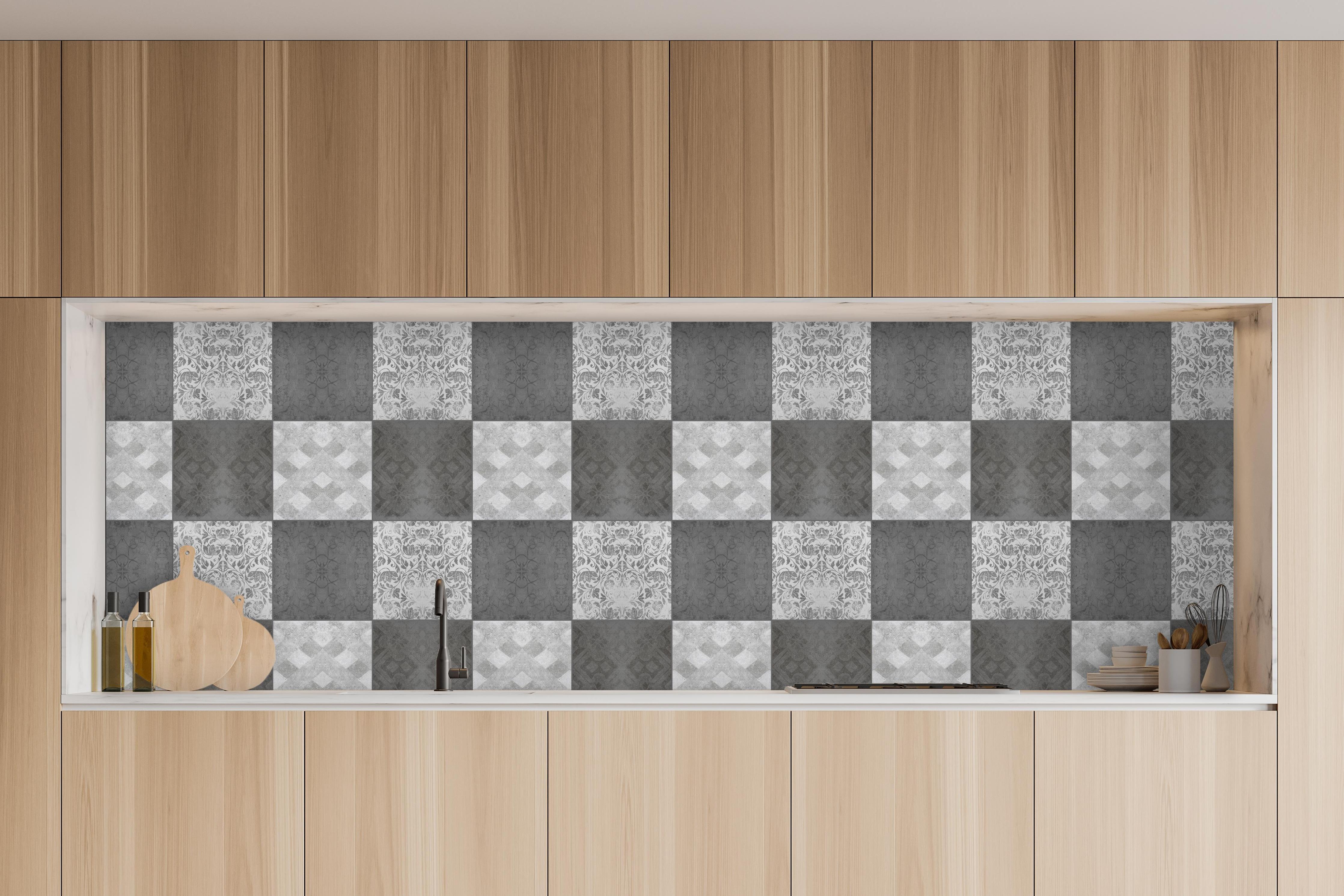 Küche - Nahtlose dunkle Vintage Fliesen in charakteristischer Vollholz-Küche mit modernem Gasherd