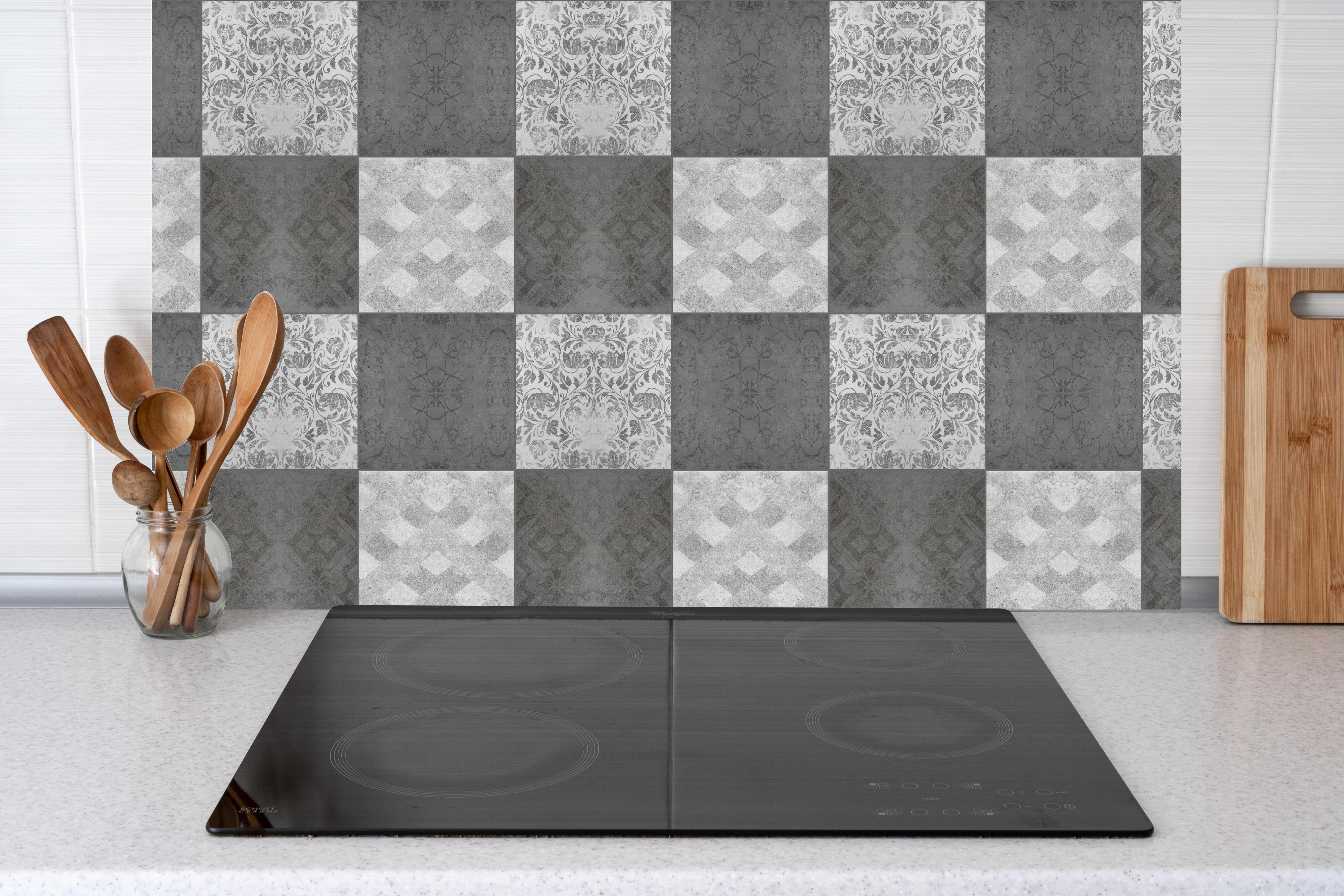 Küche - Nahtlose dunkle Vintage Fliesen hinter Cerankochfeld und Holz-Kochutensilien
