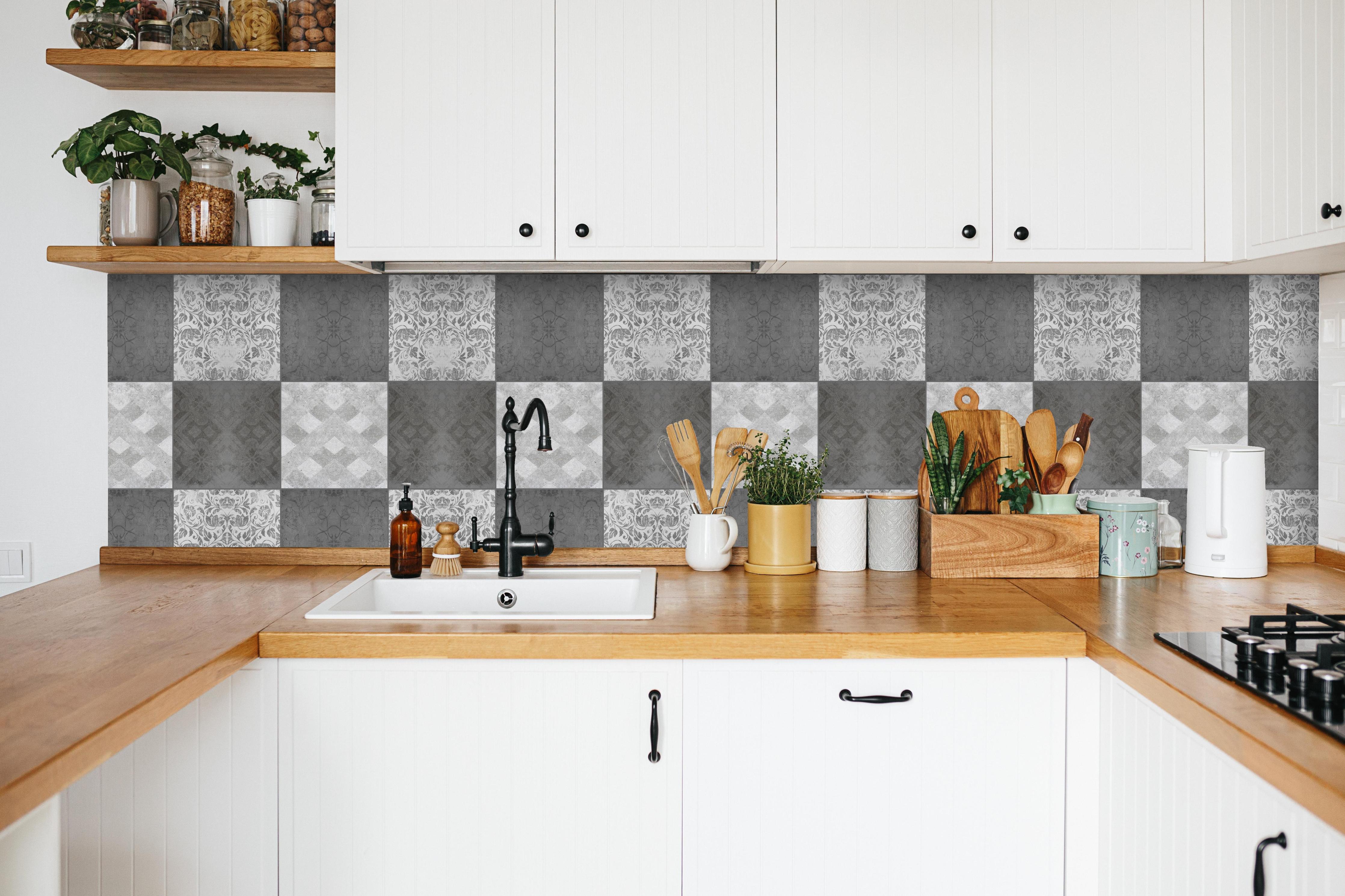 Küche - Nahtlose dunkle Vintage Fliesen in weißer Küche hinter Gewürzen und Kochlöffeln aus Holz