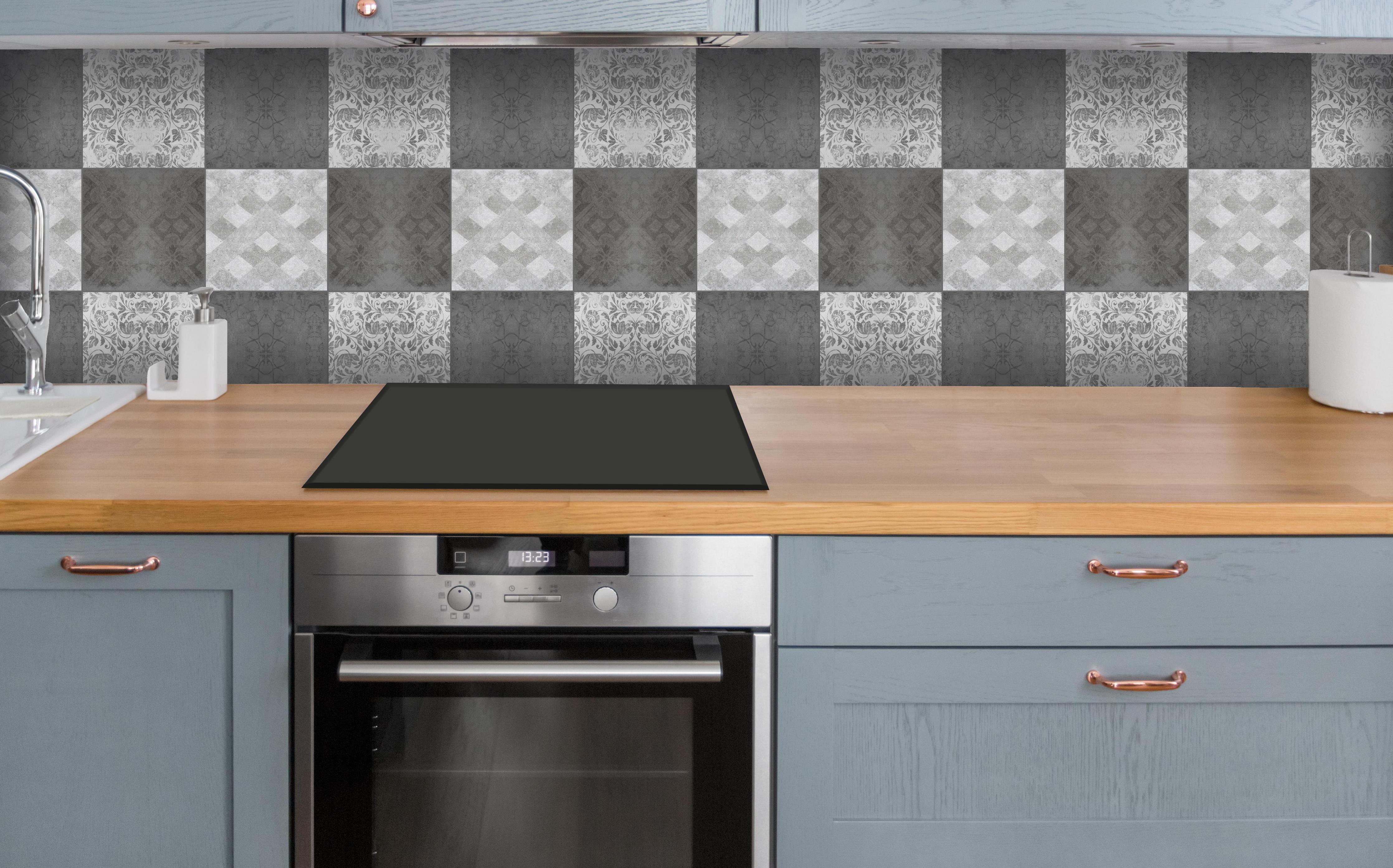 Küche - Nahtlose dunkle Vintage Fliesen über polierter Holzarbeitsplatte mit Cerankochfeld