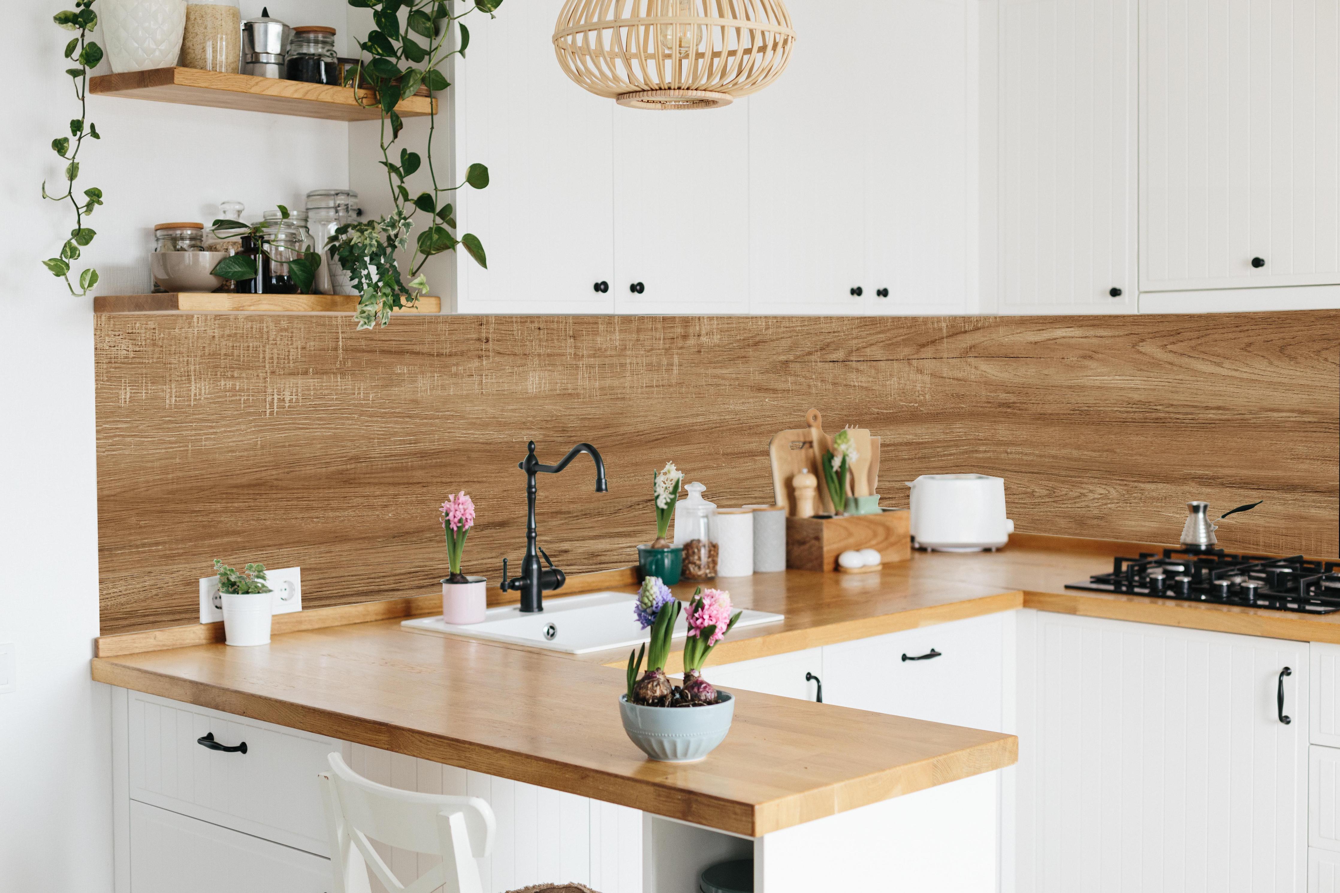 Küche - Natürliche Braune Walnussholz-Struktur in lebendiger Küche mit bunten Blumen