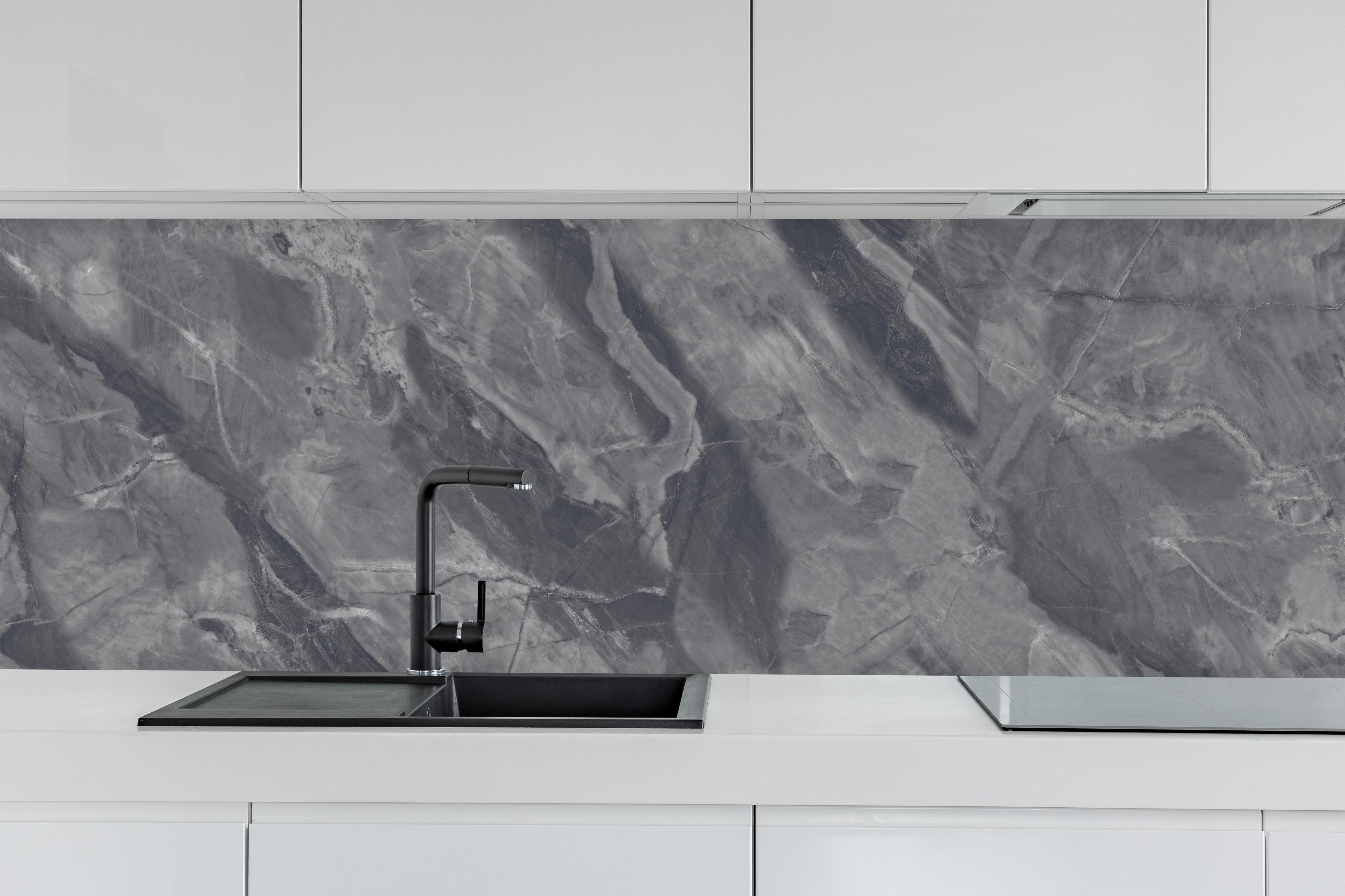 Küche - Natürliche Breccia-Marmorfliesen hinter weißen Hochglanz-Küchenregalen und schwarzem Wasserhahn