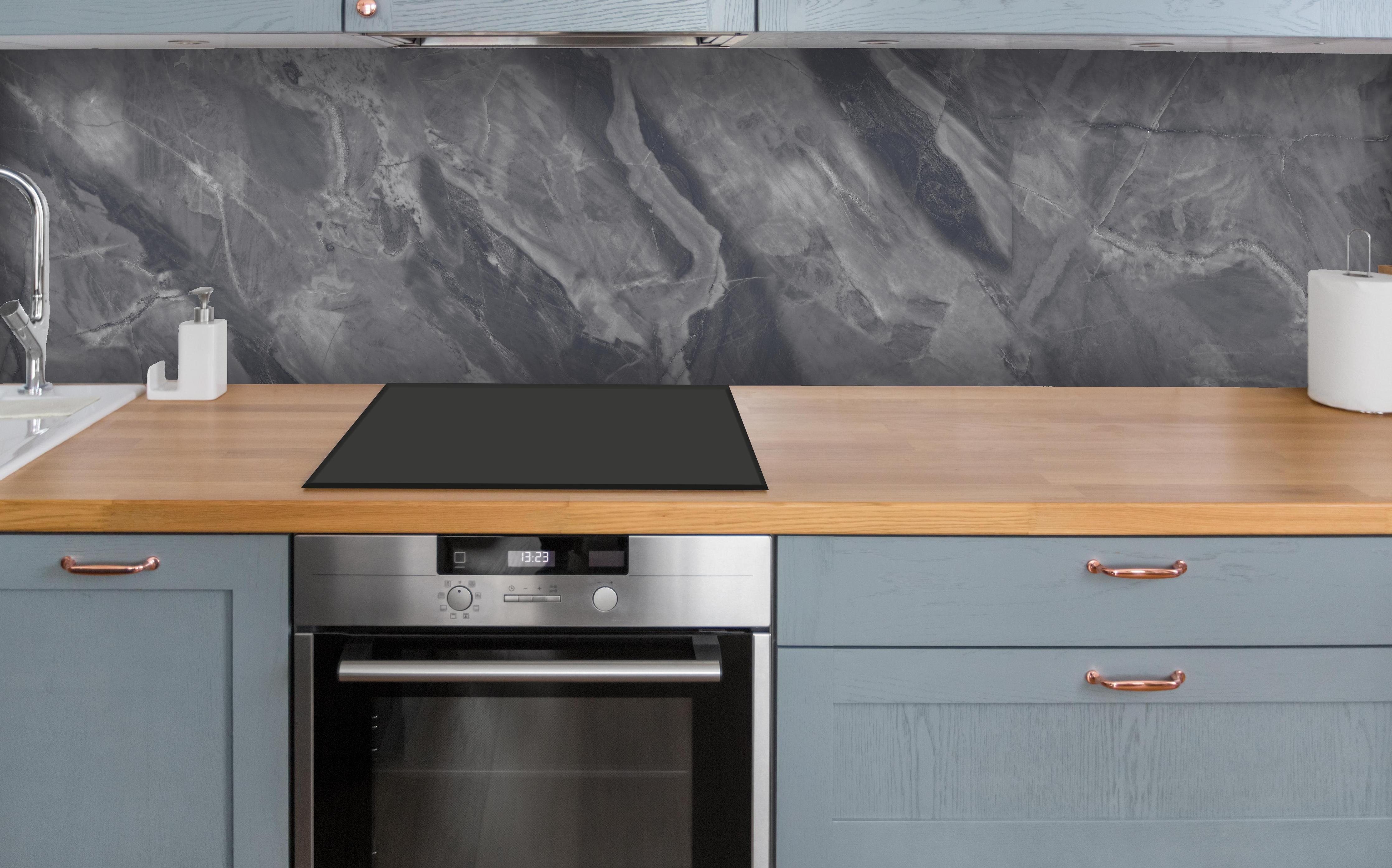 Küche - Natürliche Breccia-Marmorfliesen über polierter Holzarbeitsplatte mit Cerankochfeld