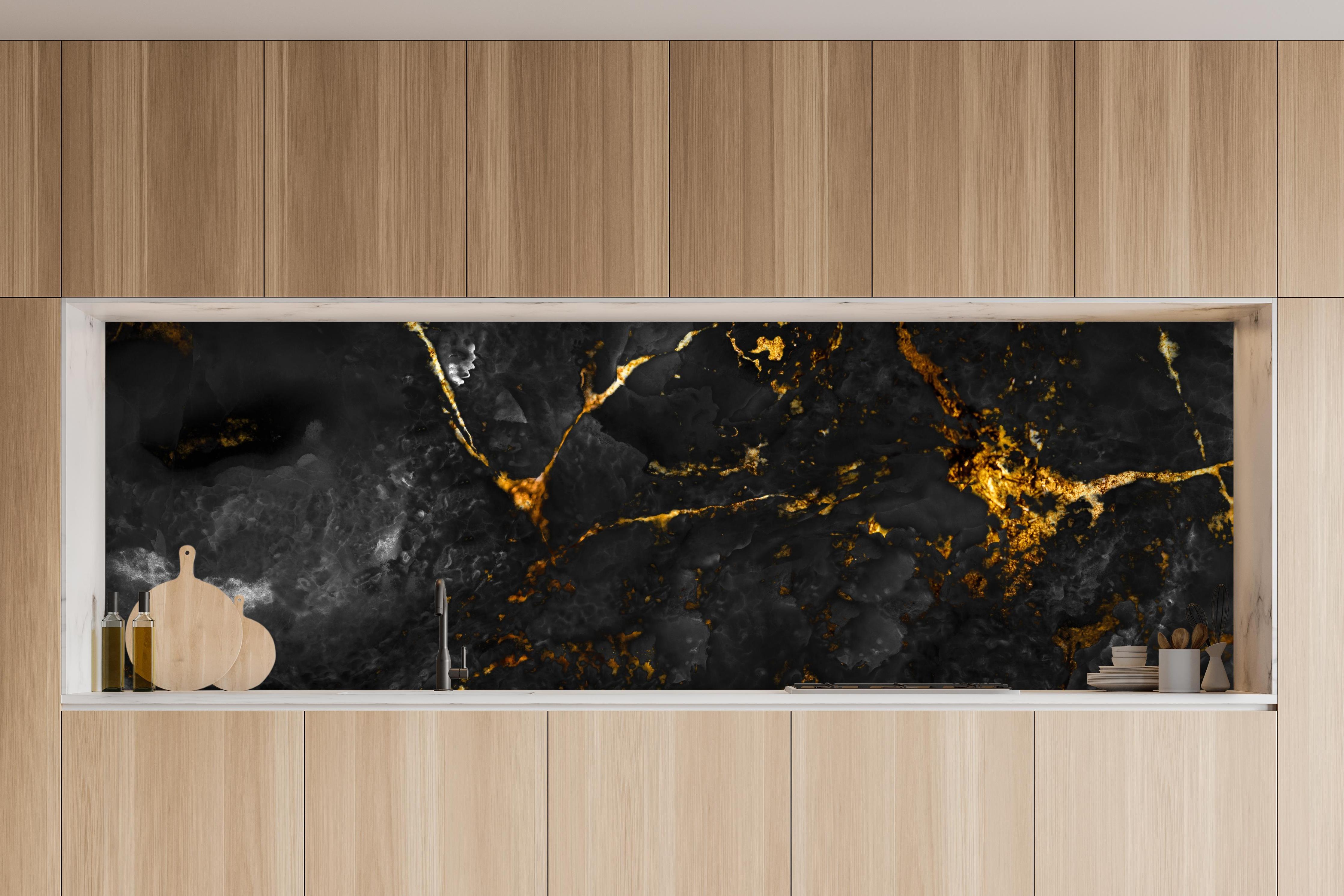 Küche - Natürliche schwarze Marmorstruktur mit goldenen Adern in charakteristischer Vollholz-Küche mit modernem Gasherd