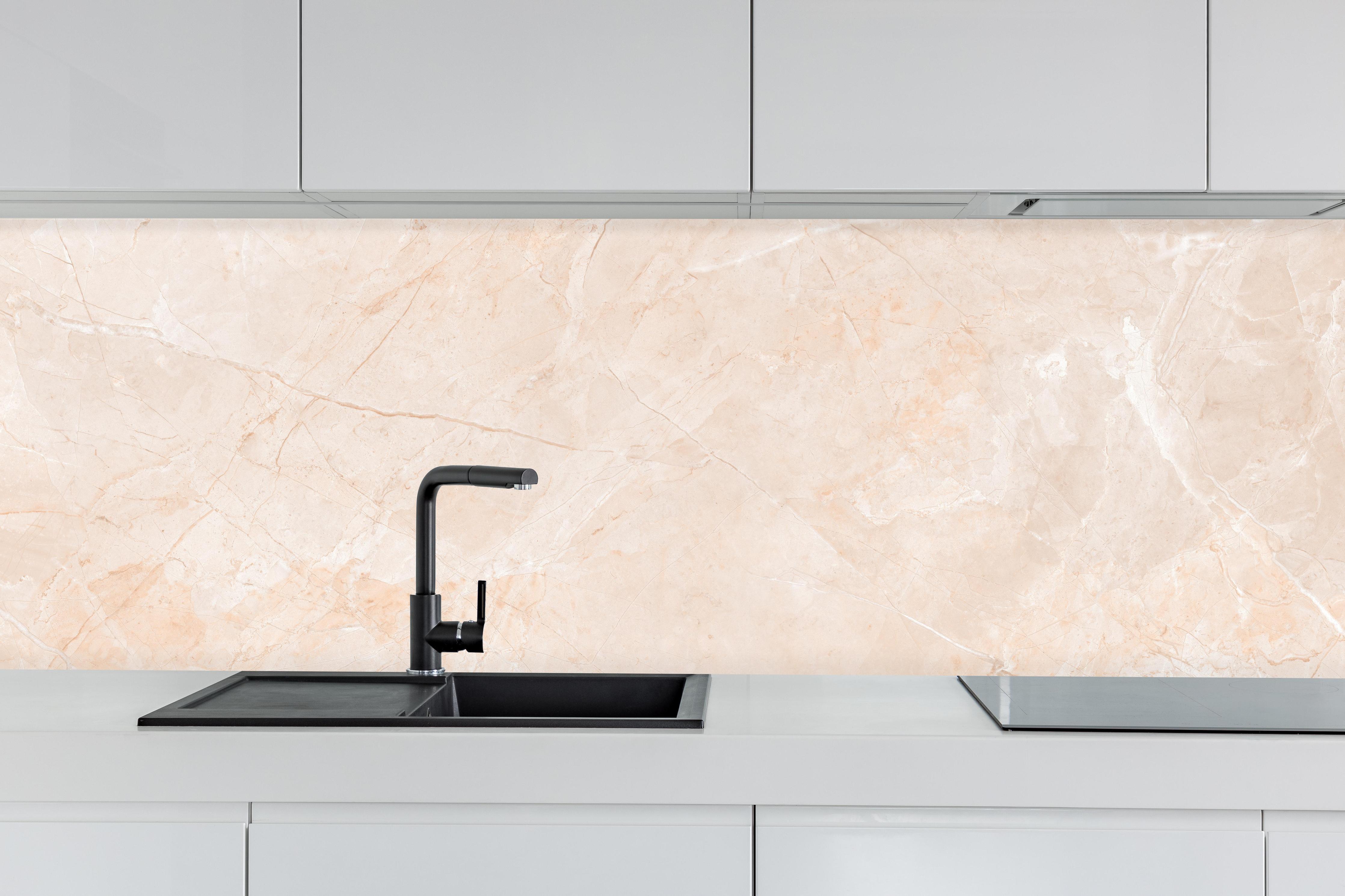 Küche - Natürlicher Sandstein - Granit hinter weißen Hochglanz-Küchenregalen und schwarzem Wasserhahn