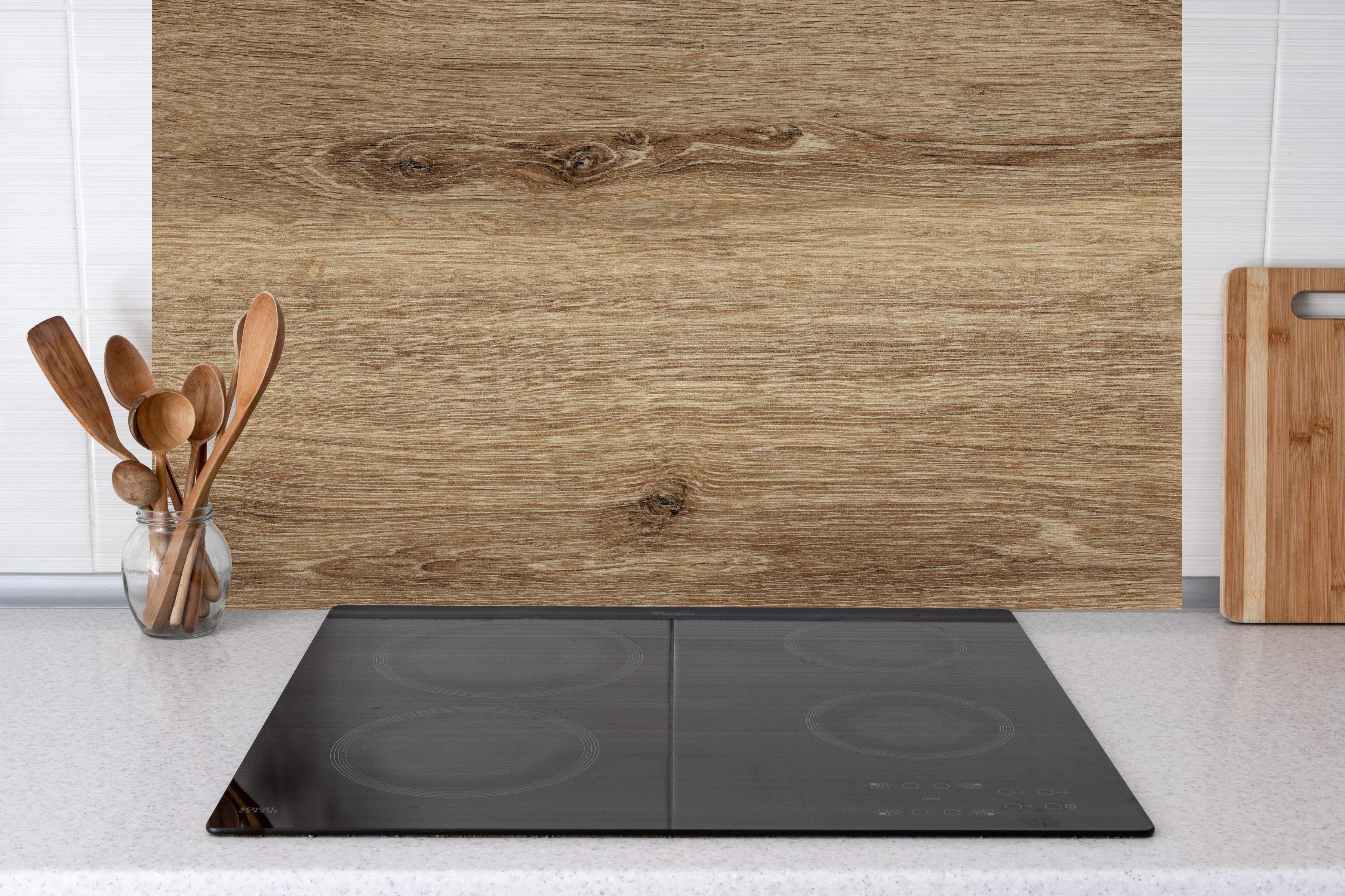 Küche - Naturbraune Altholztextur 1 hinter Cerankochfeld und Holz-Kochutensilien