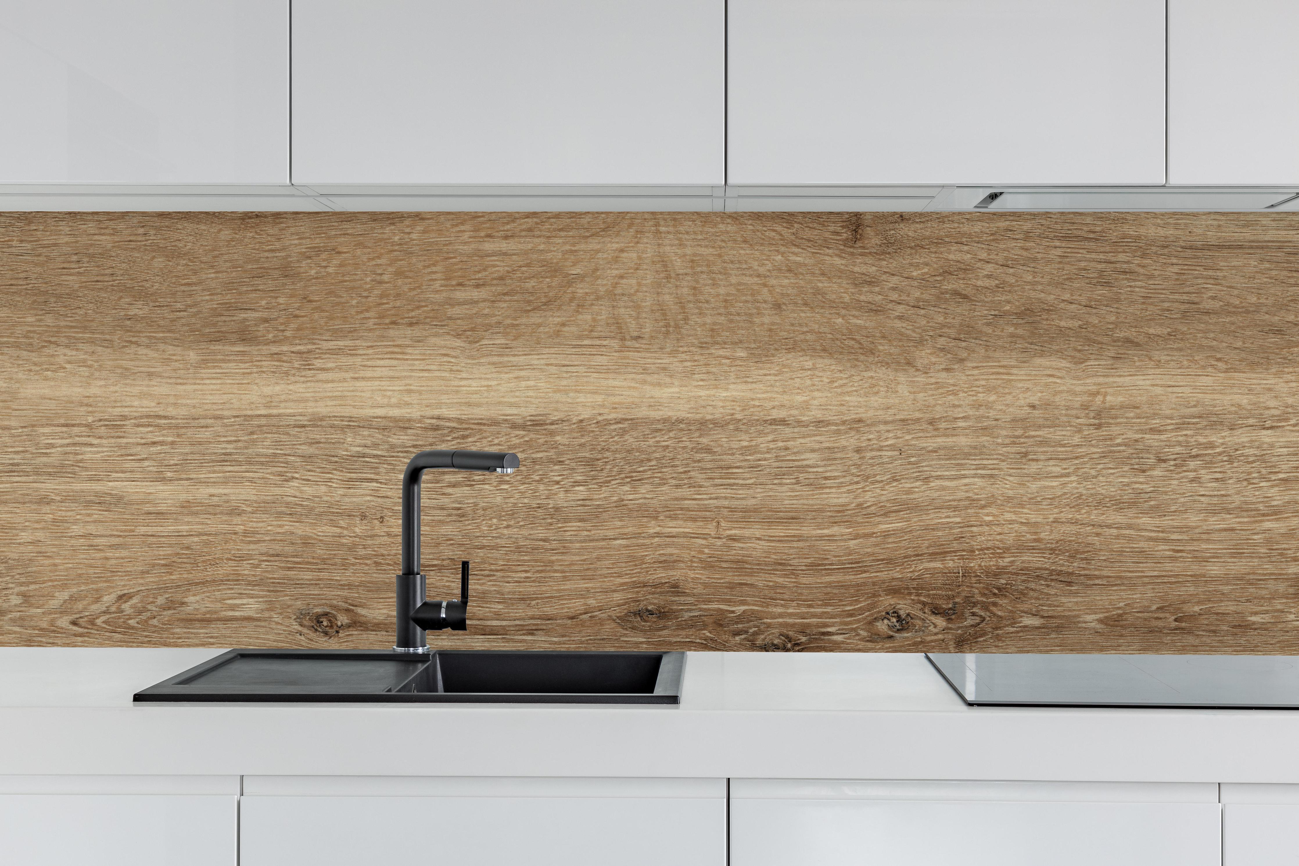 Küche - Naturbraune Altholztextur 2 hinter weißen Hochglanz-Küchenregalen und schwarzem Wasserhahn