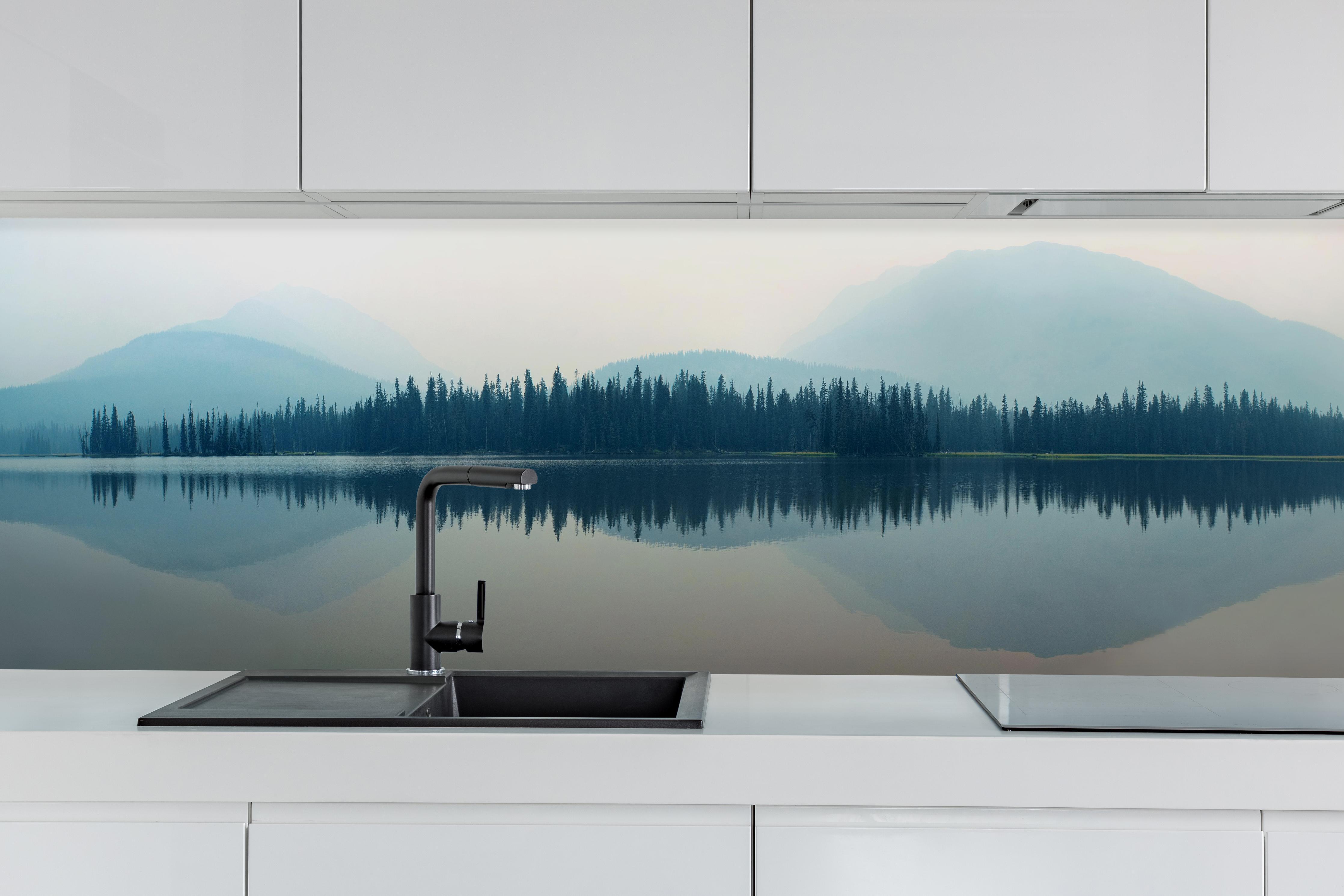 Küche - Nebliger Bergsee hinter weißen Hochglanz-Küchenregalen und schwarzem Wasserhahn