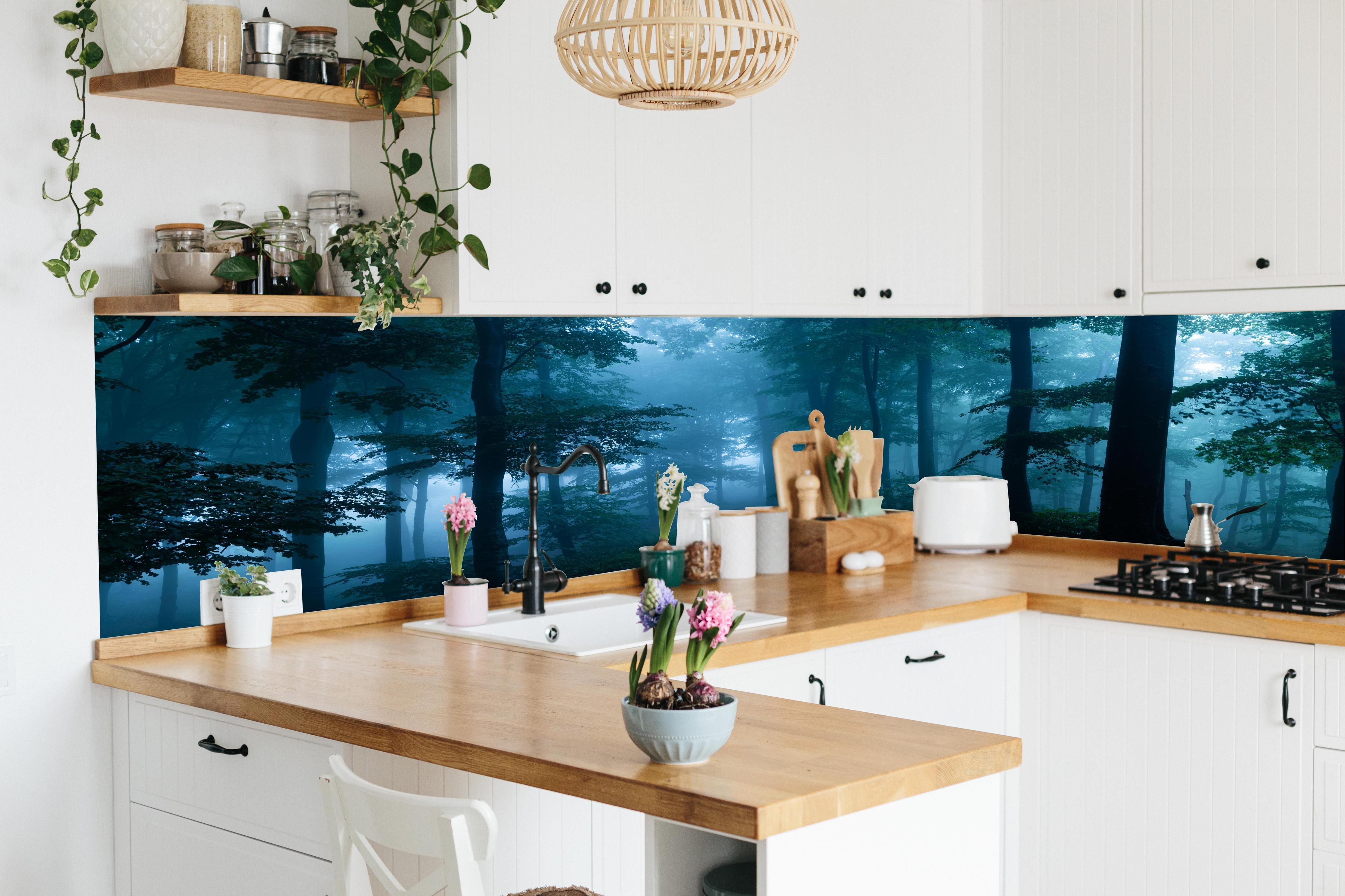 Küche - Nebliger Wald in lebendiger Küche mit bunten Blumen