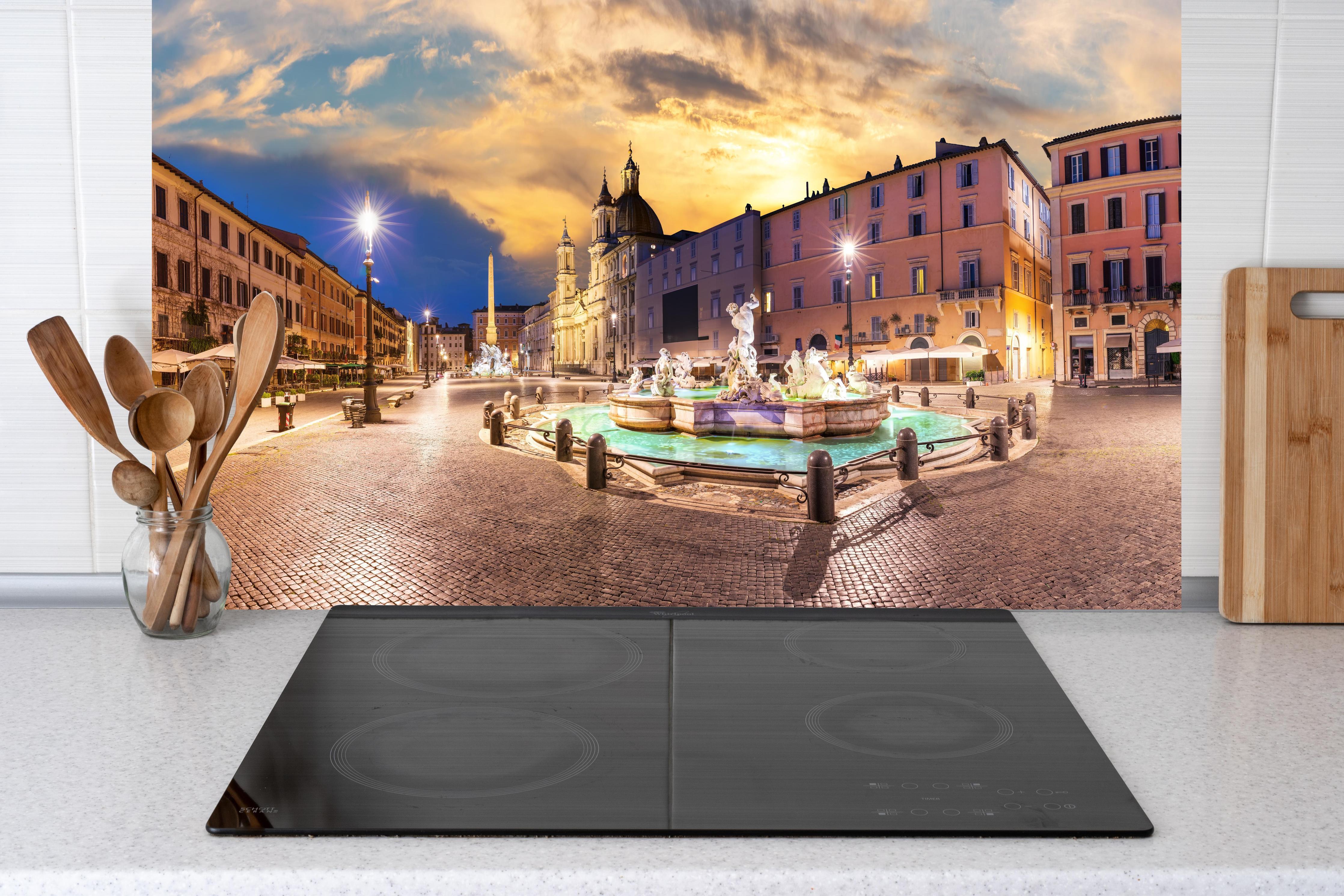 Küche - Neptunbrunnen auf der Piazza Navona hinter Cerankochfeld und Holz-Kochutensilien