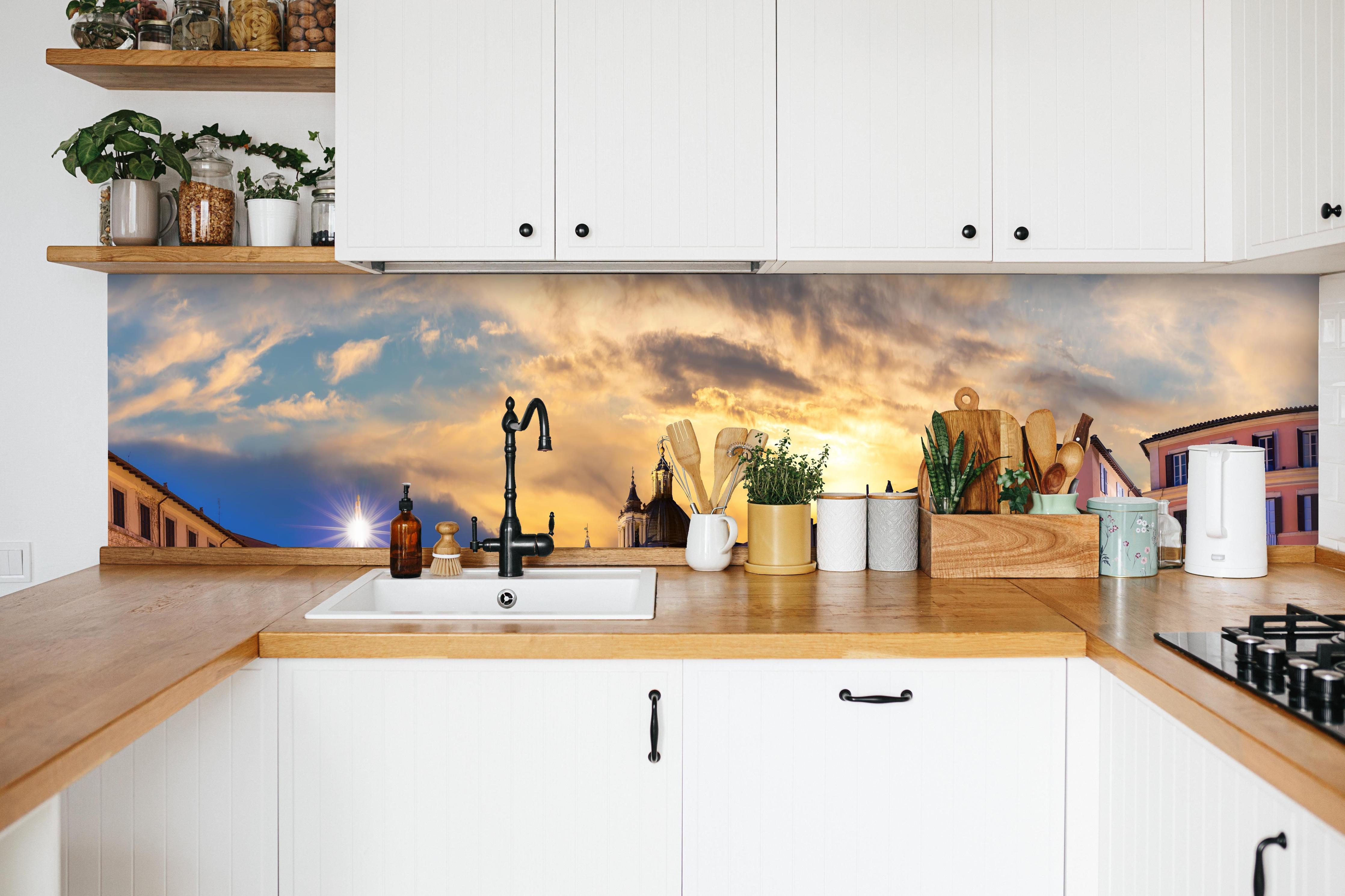 Küche - Neptunbrunnen auf der Piazza Navona in weißer Küche hinter Gewürzen und Kochlöffeln aus Holz