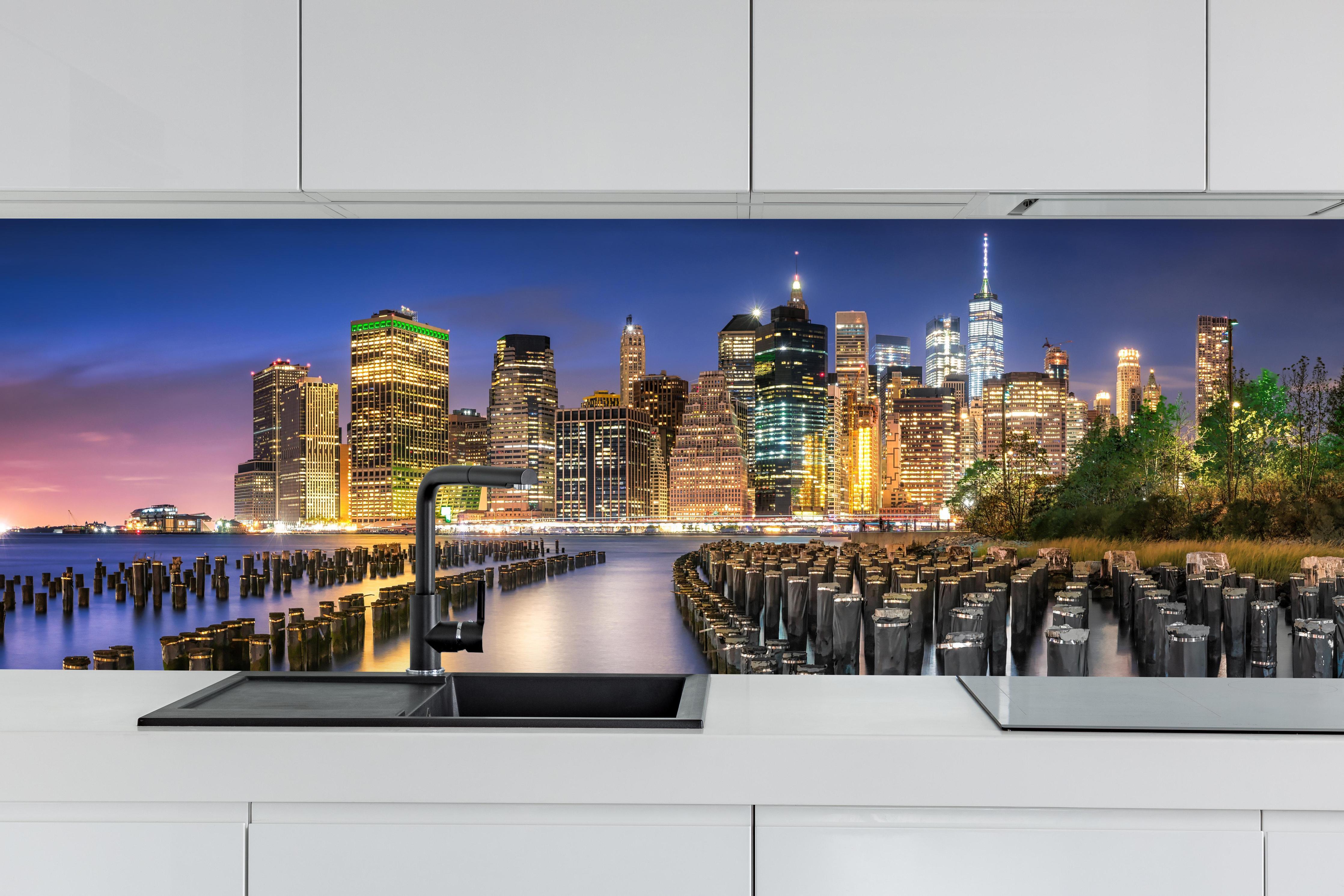 Küche - New York City Skyline hinter weißen Hochglanz-Küchenregalen und schwarzem Wasserhahn