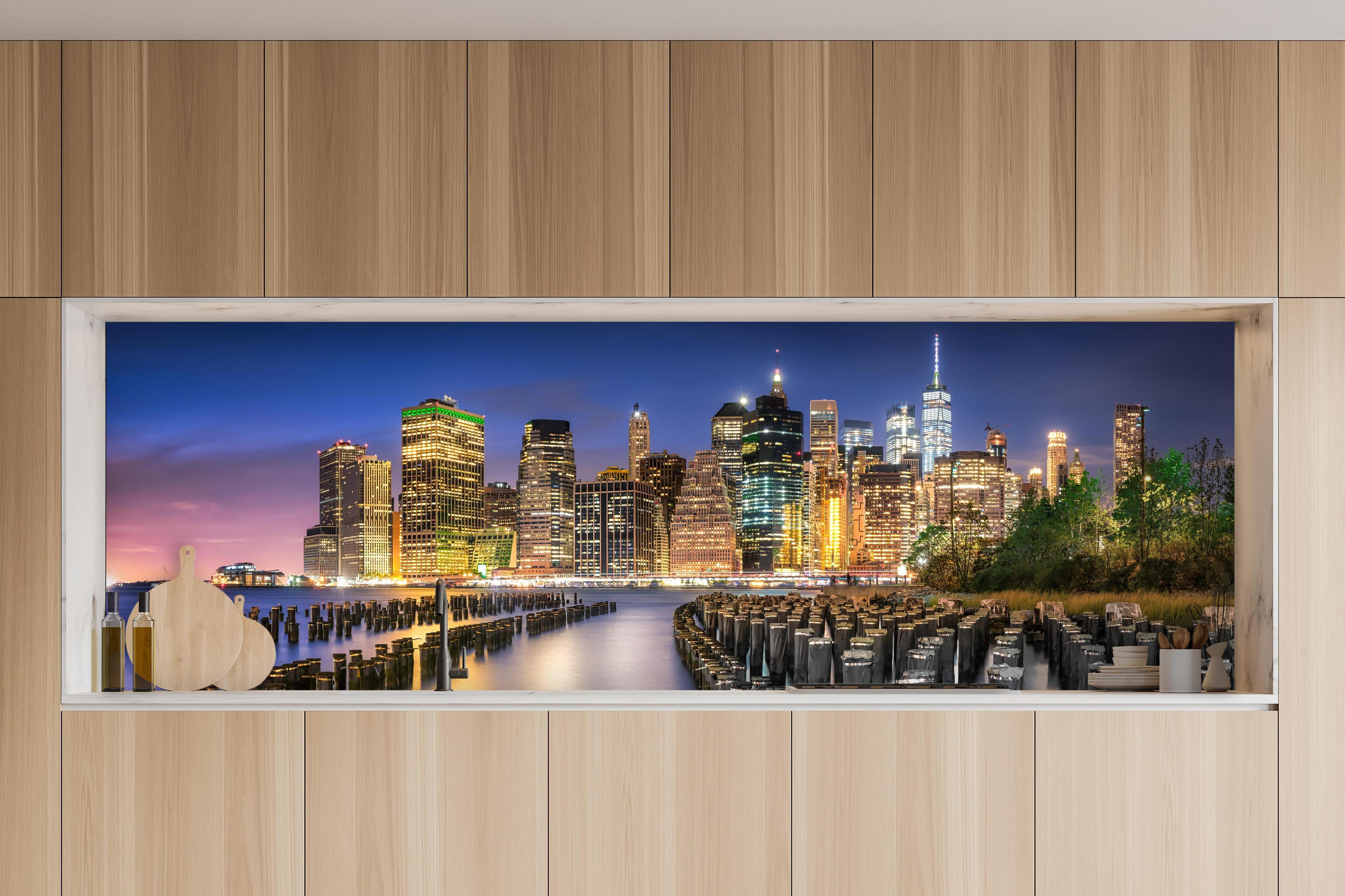 Küche - New York City Skyline in charakteristischer Vollholz-Küche mit modernem Gasherd