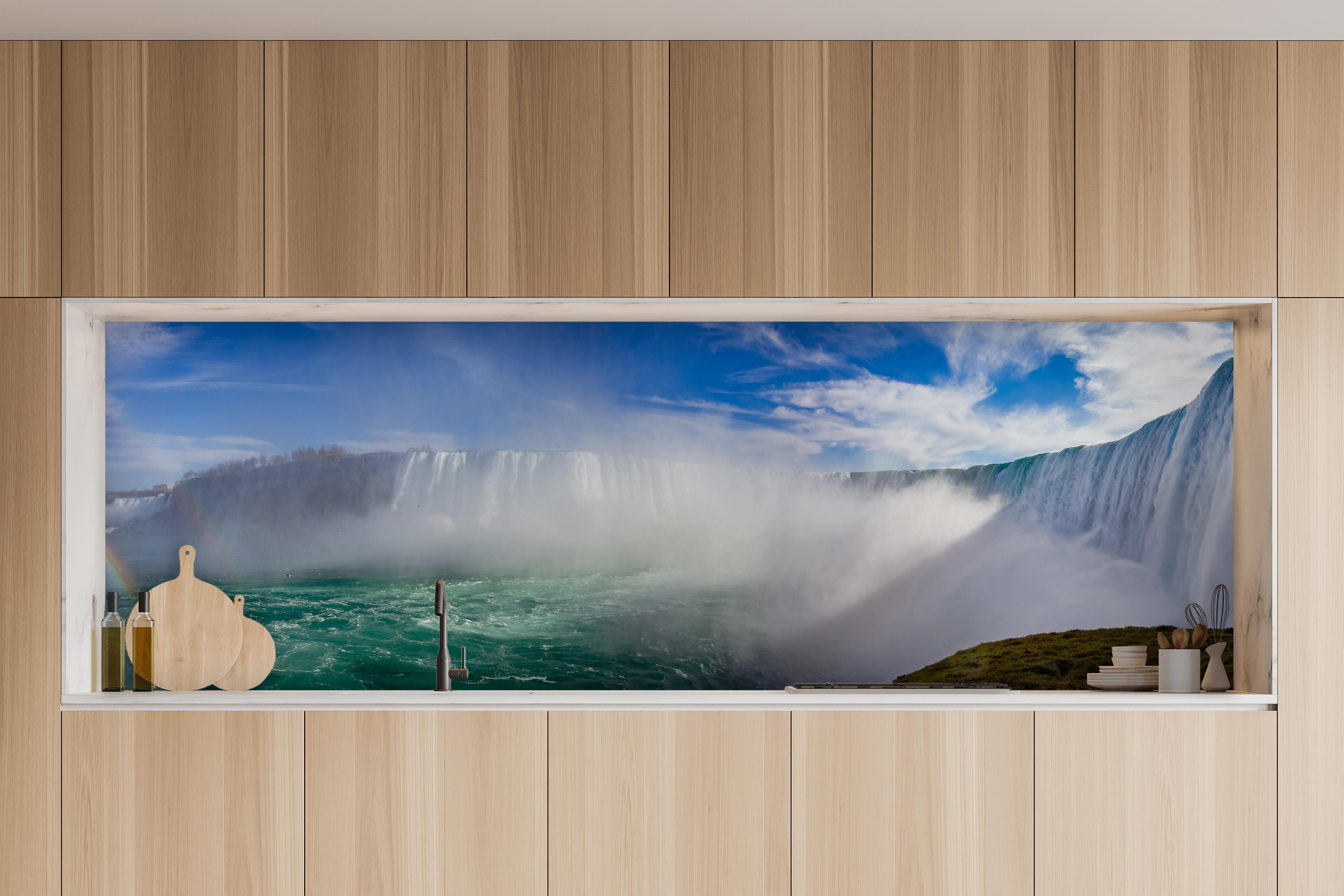 Küche - Niagara Wasserfälle in charakteristischer Vollholz-Küche mit modernem Gasherd