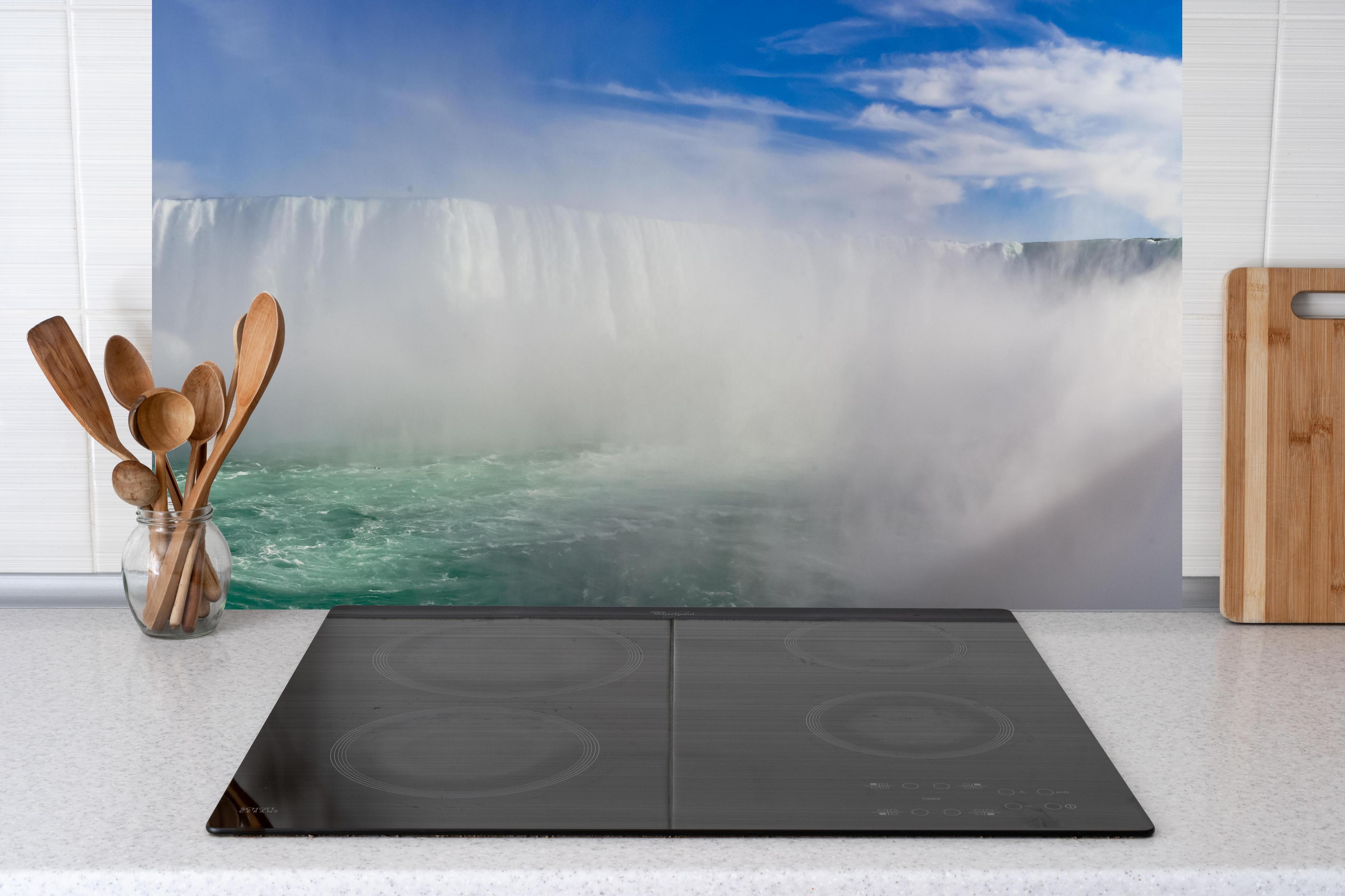 Küche - Niagara Wasserfälle hinter Cerankochfeld und Holz-Kochutensilien