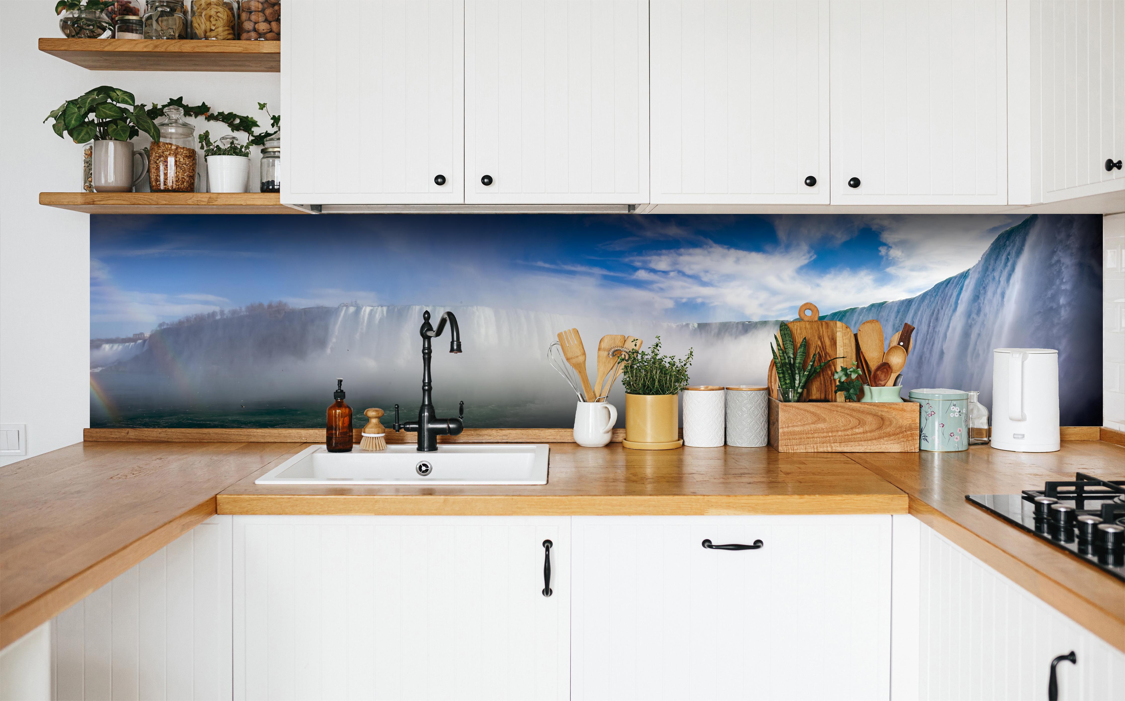 Küche - Niagara Wasserfälle in weißer Küche hinter Gewürzen und Kochlöffeln aus Holz