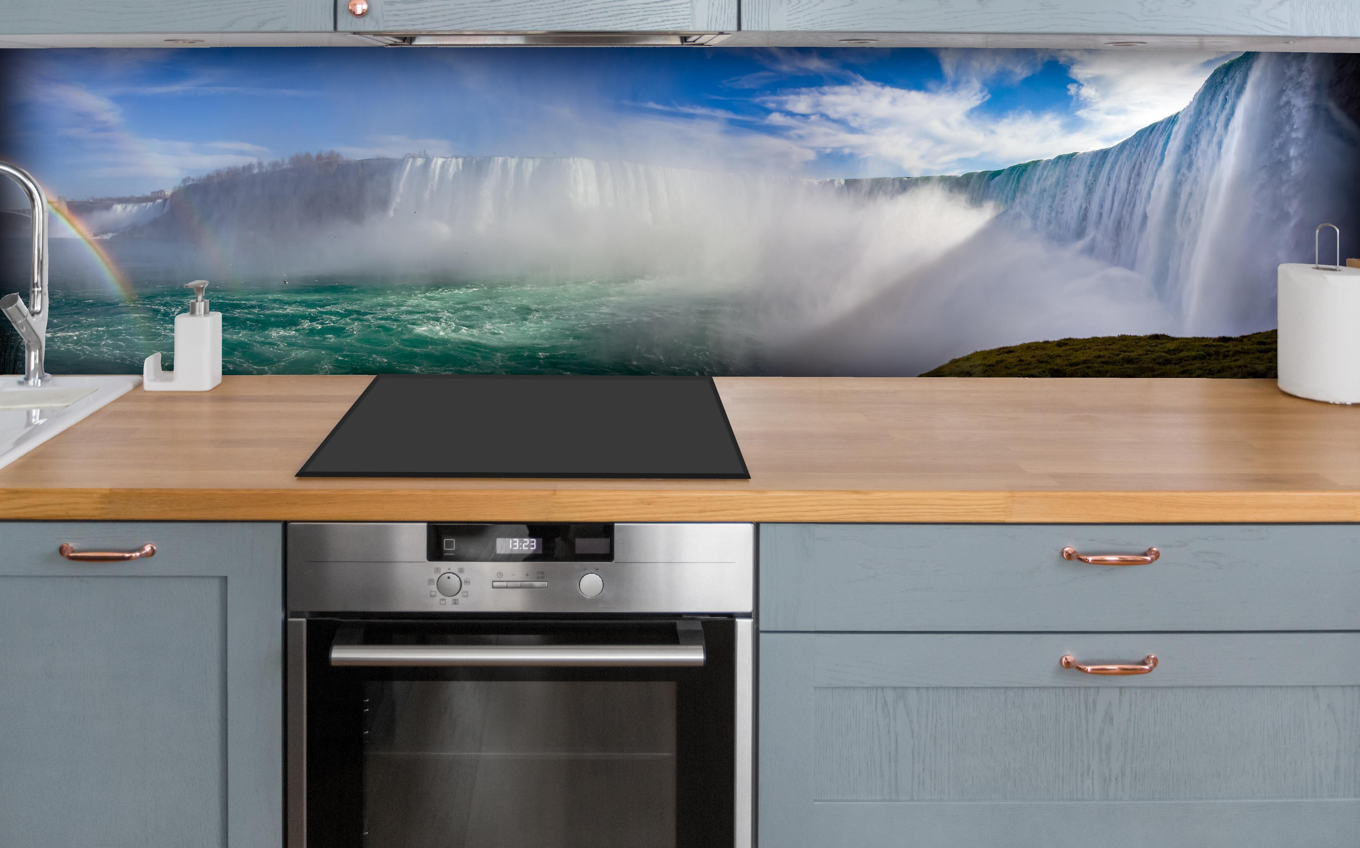 Küche - Niagara Wasserfälle über polierter Holzarbeitsplatte mit Cerankochfeld