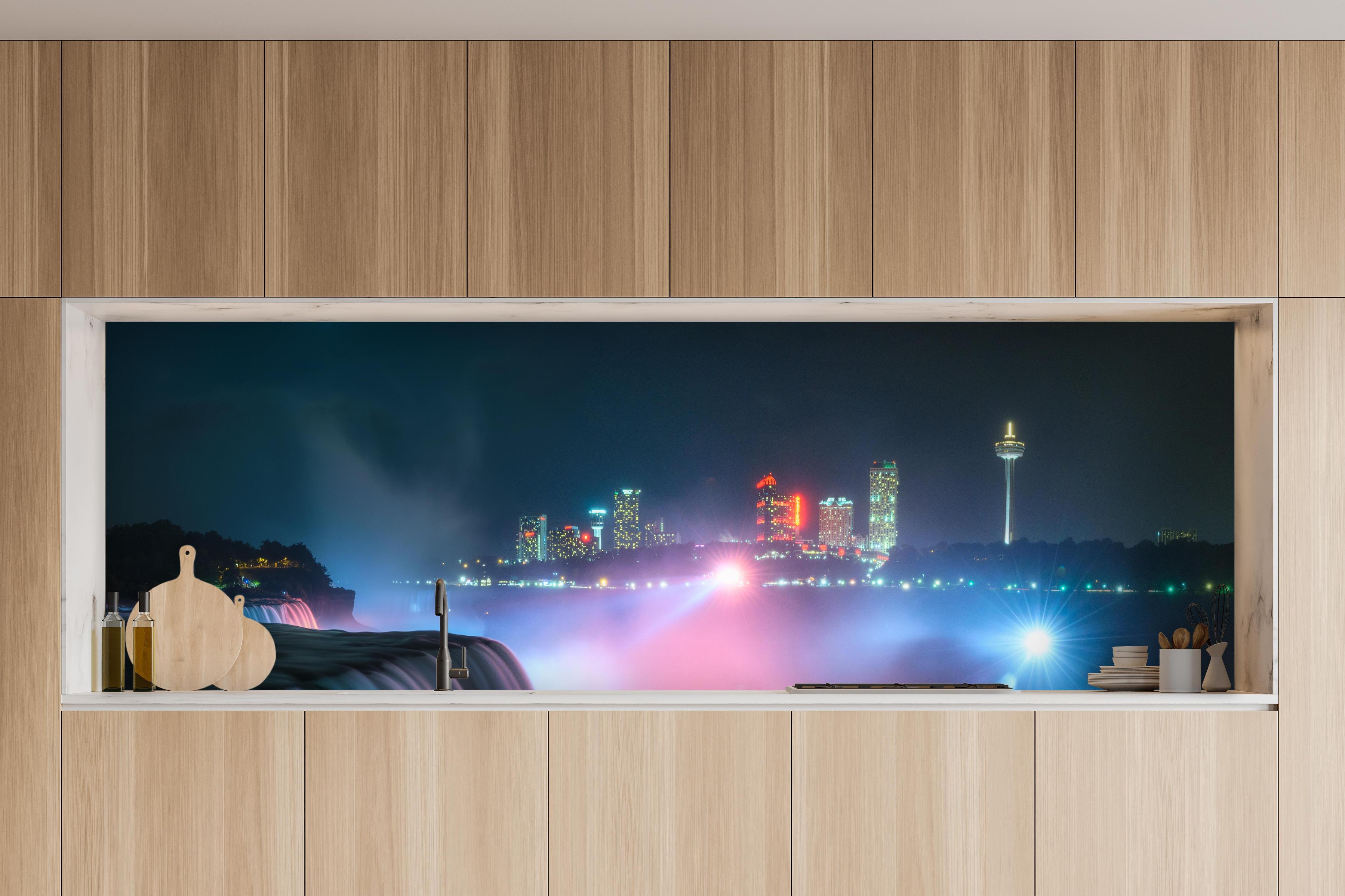 Küche - Niagarafälle bei Nacht in charakteristischer Vollholz-Küche mit modernem Gasherd