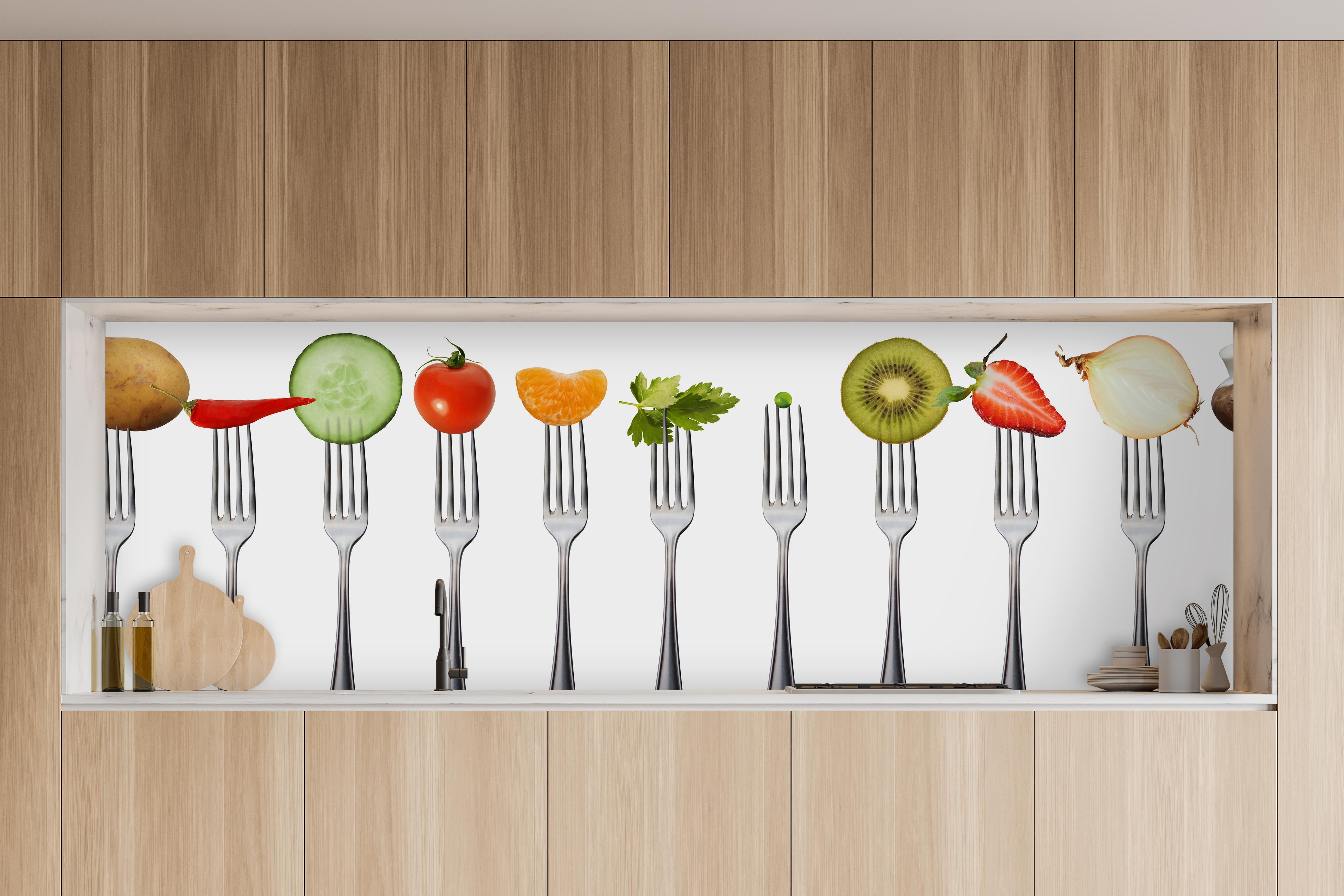 Küche - Obst & Gemüse auf Gabeln in charakteristischer Vollholz-Küche mit modernem Gasherd