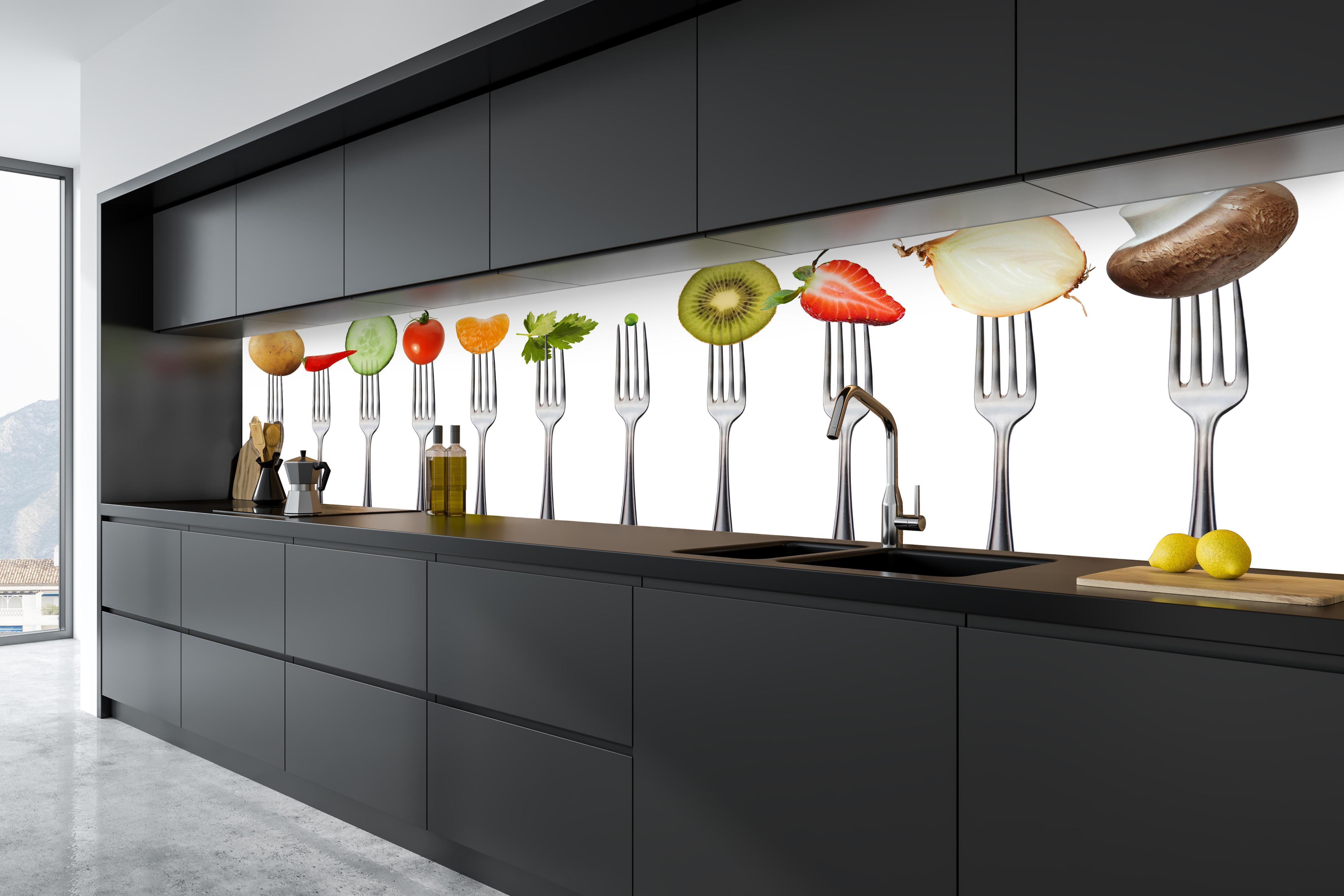 Küche - Obst & Gemüse auf Gabeln in tiefschwarzer matt-premium Einbauküche