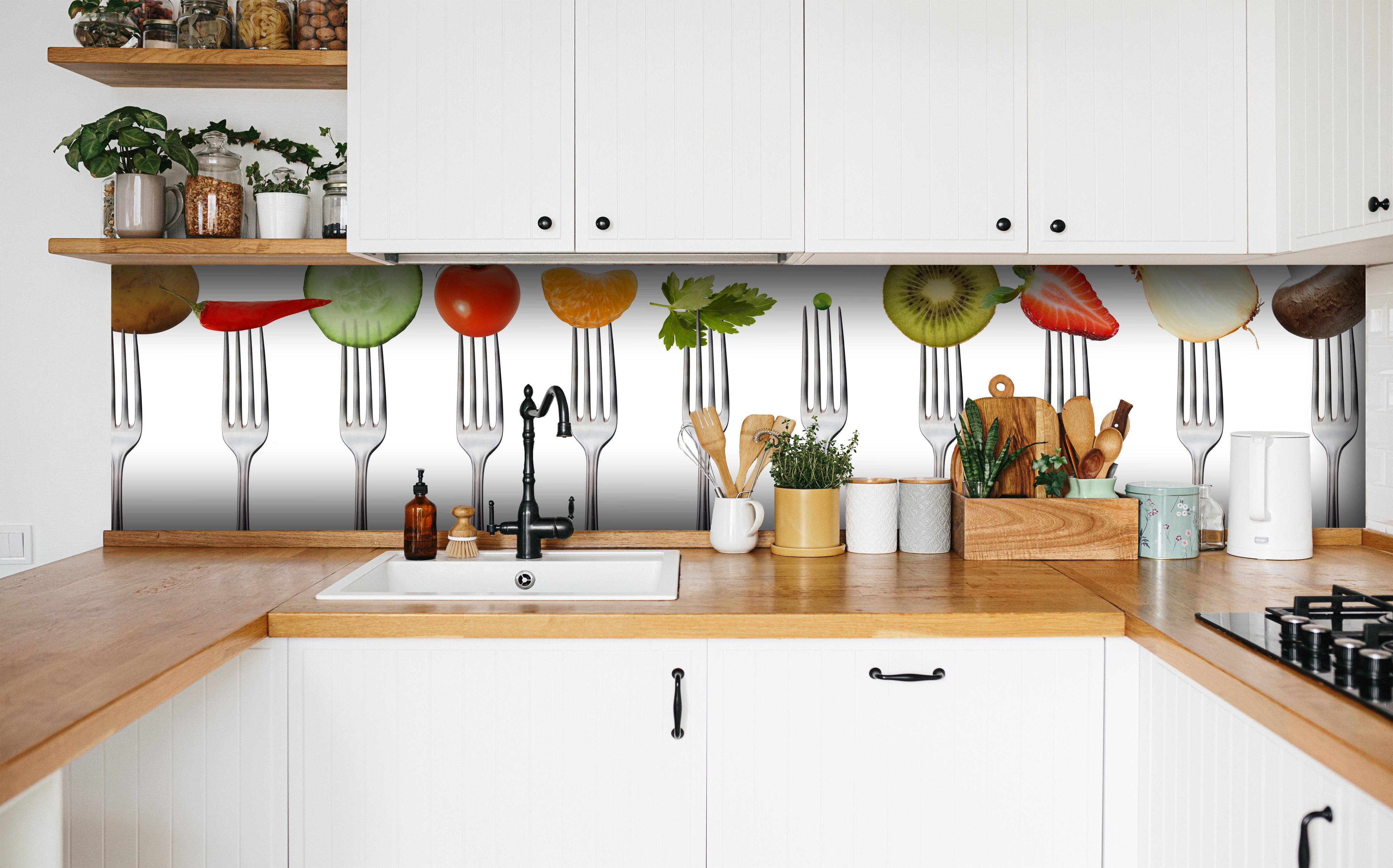 Küche - Obst & Gemüse auf Gabeln in weißer Küche hinter Gewürzen und Kochlöffeln aus Holz