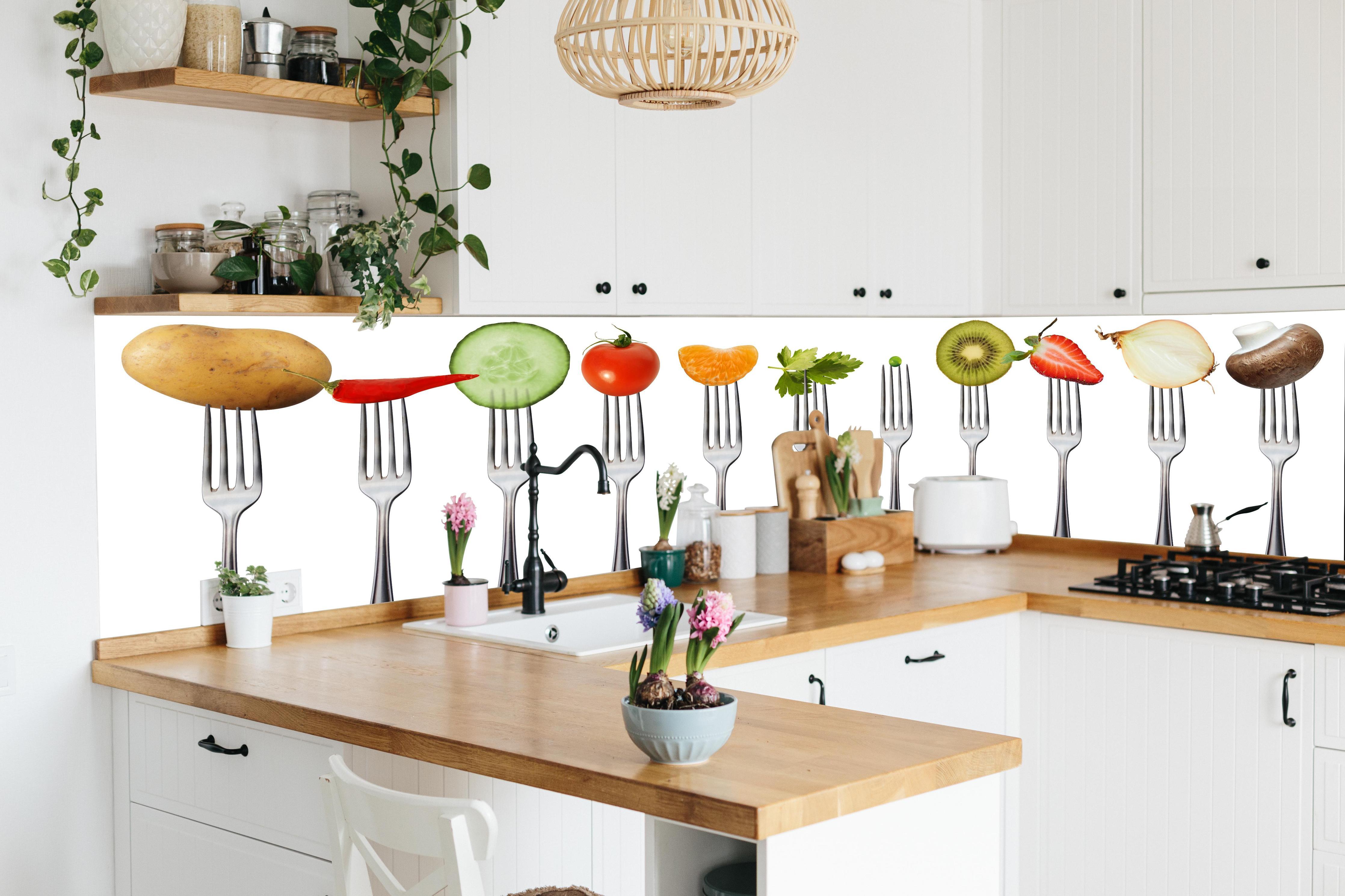 Küche - Obst & Gemüse auf Gabeln in lebendiger Küche mit bunten Blumen