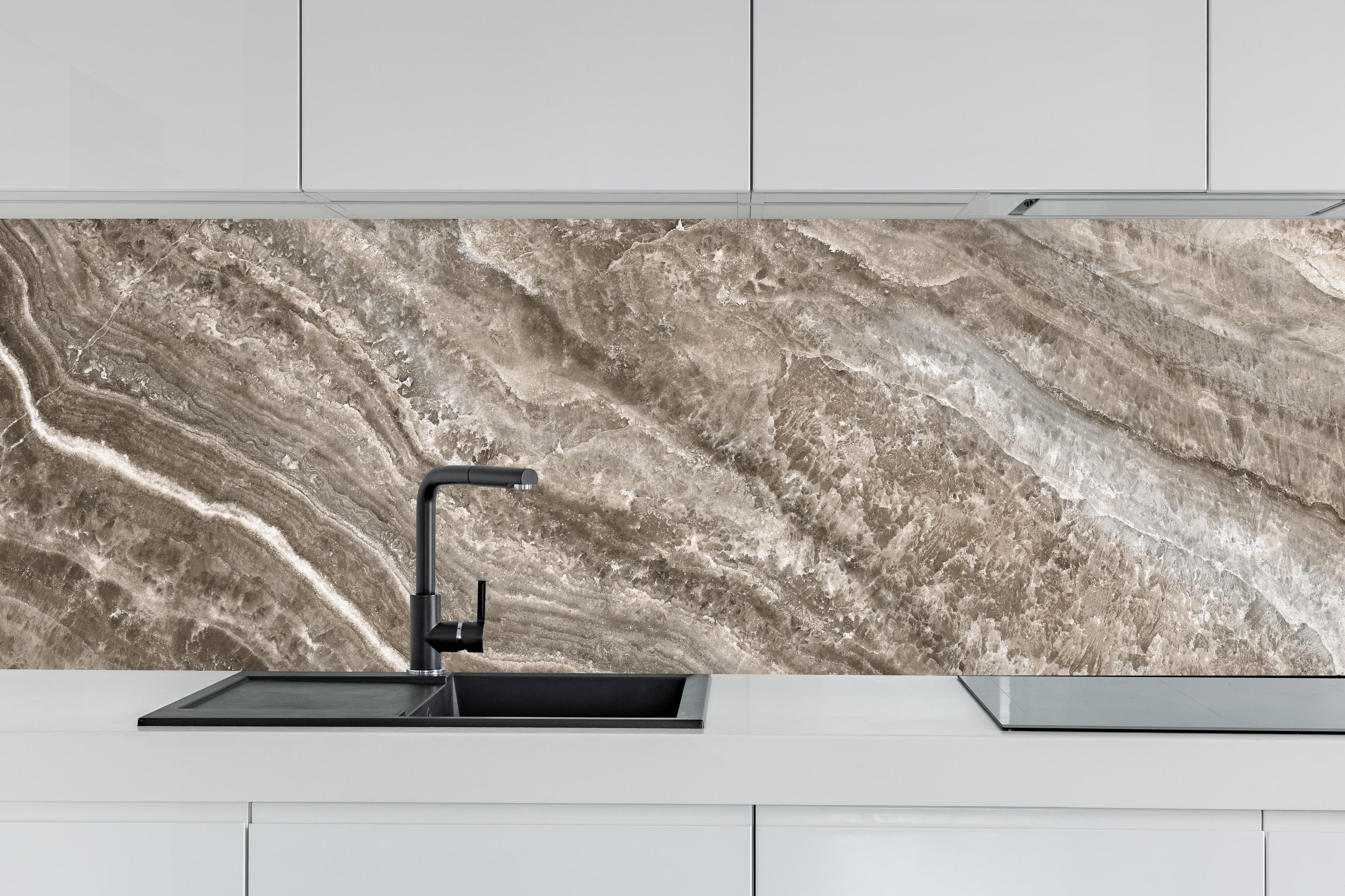 Küche - Onyx Marmortextur hinter weißen Hochglanz-Küchenregalen und schwarzem Wasserhahn