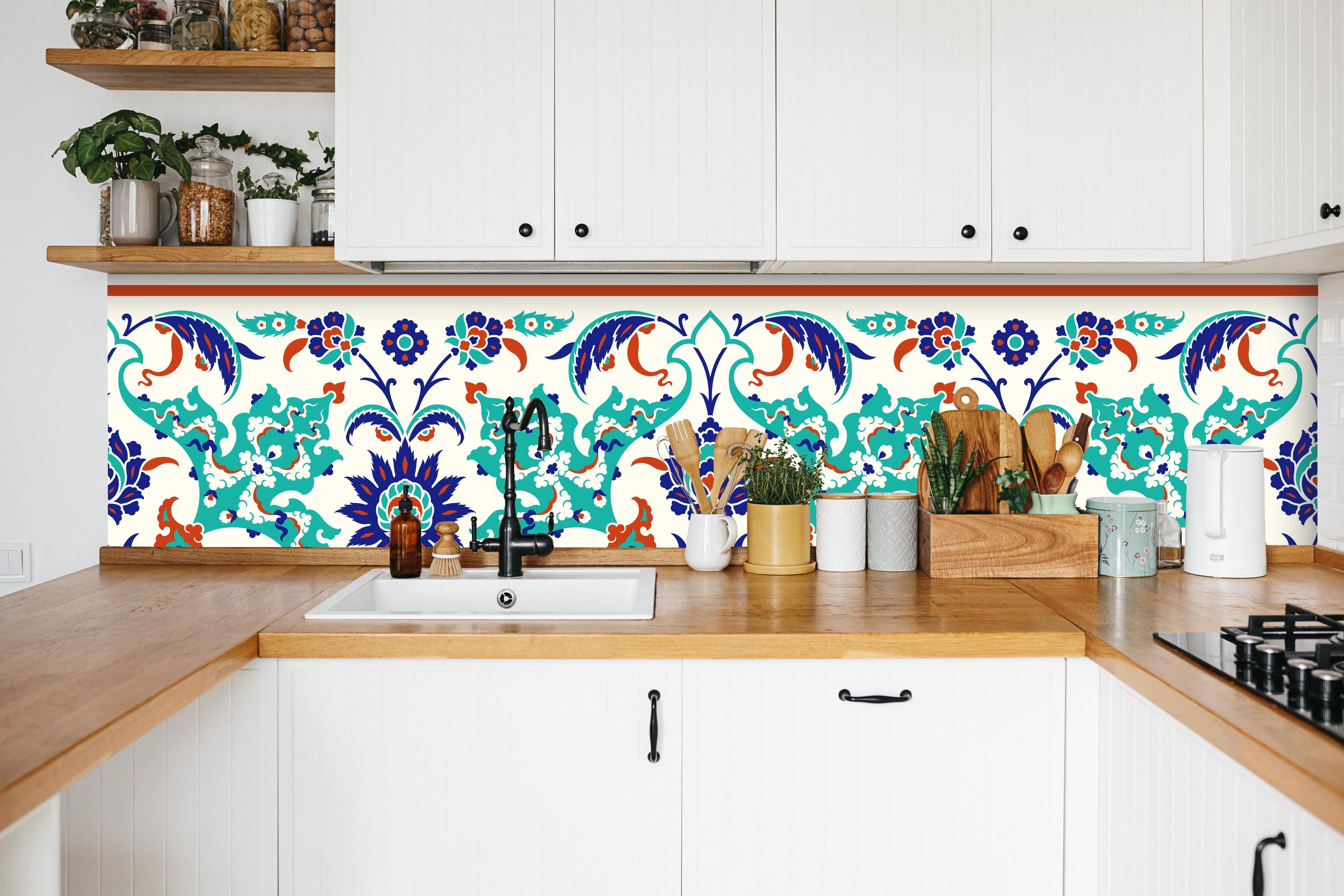 Küche - Orientalische Fliesen in weißer Küche hinter Gewürzen und Kochlöffeln aus Holz