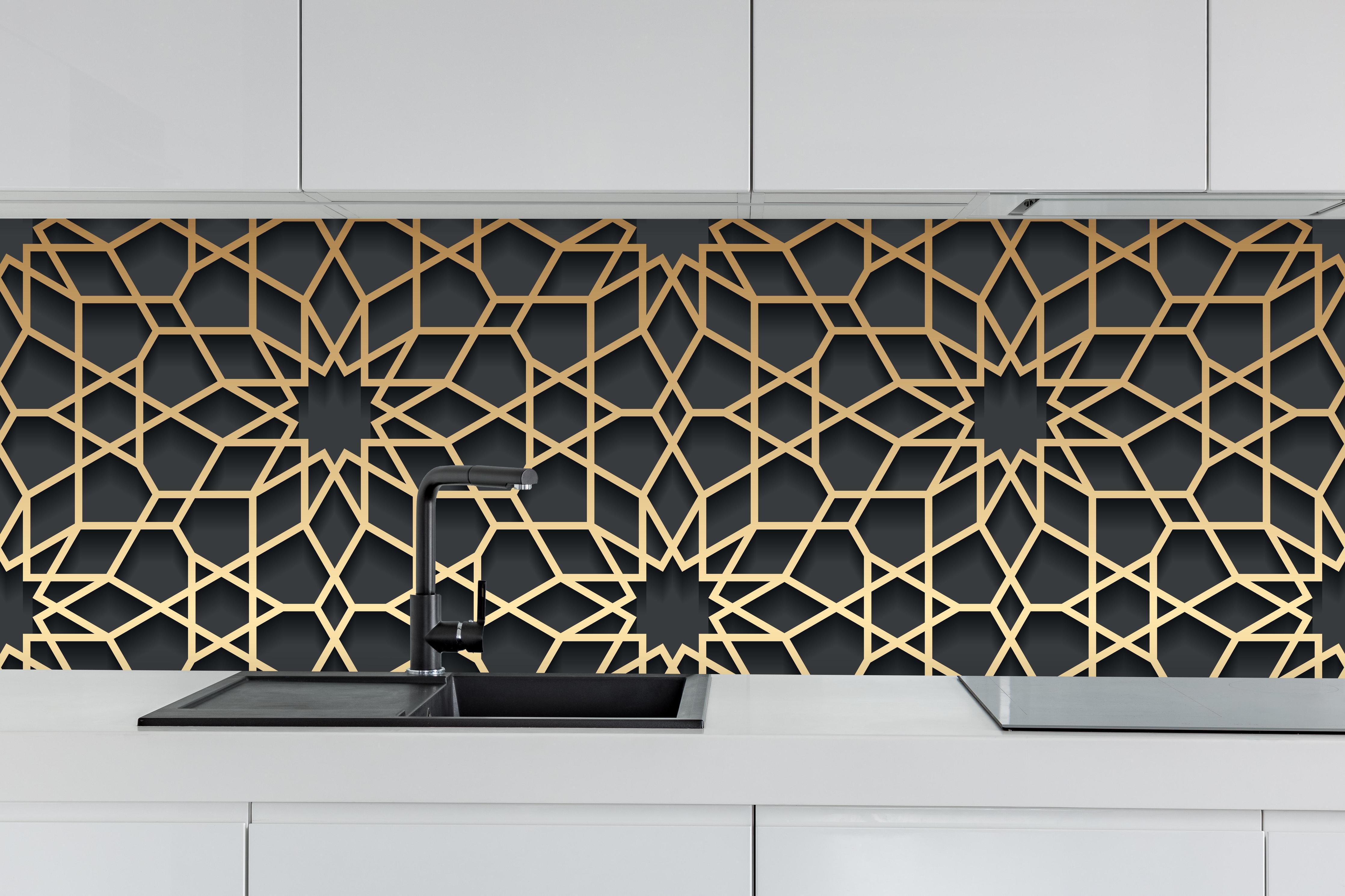 Küche - Orientalische Muster hinter weißen Hochglanz-Küchenregalen und schwarzem Wasserhahn