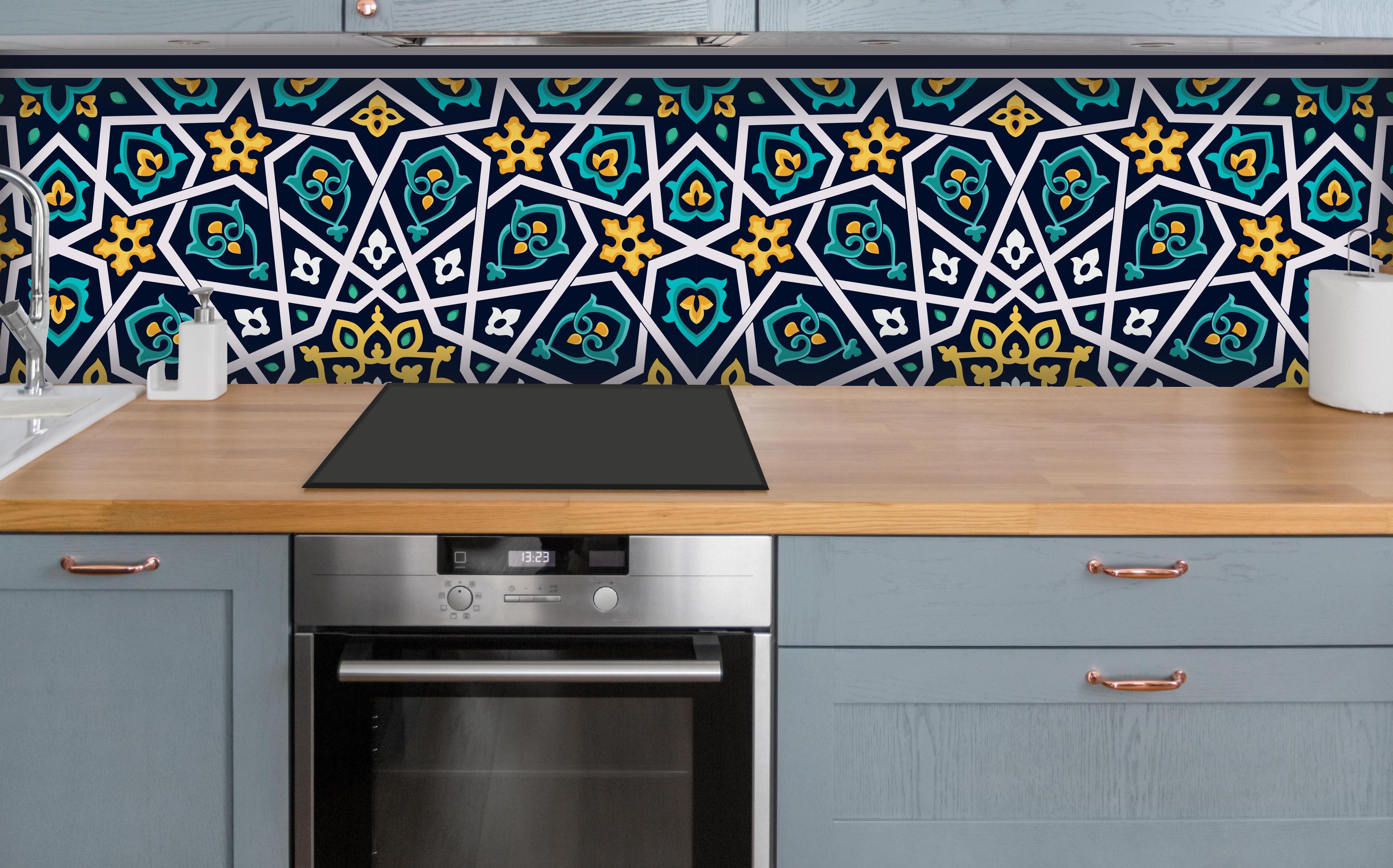 Küche - Orientalische Sternstruktur über polierter Holzarbeitsplatte mit Cerankochfeld