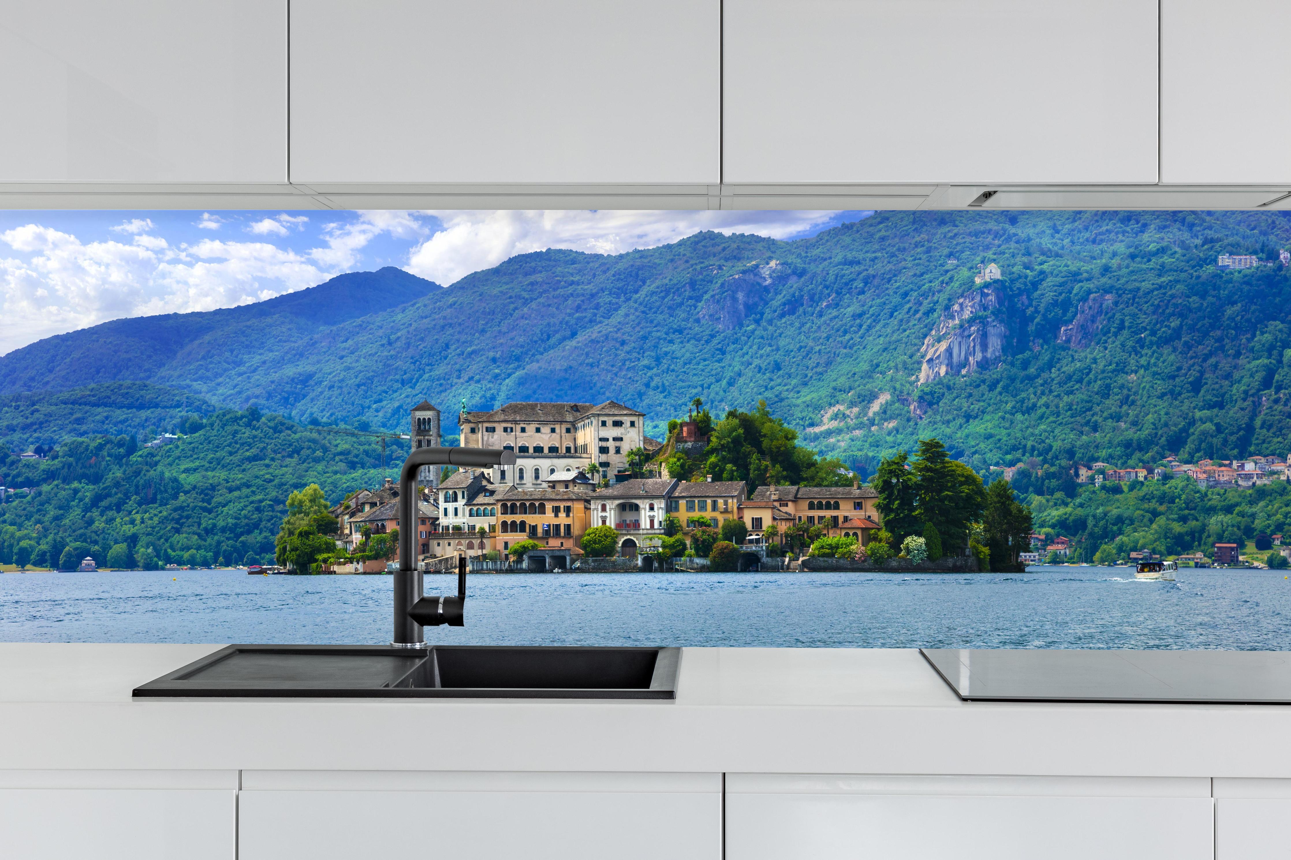 Küche - Ortasee - Italien hinter weißen Hochglanz-Küchenregalen und schwarzem Wasserhahn