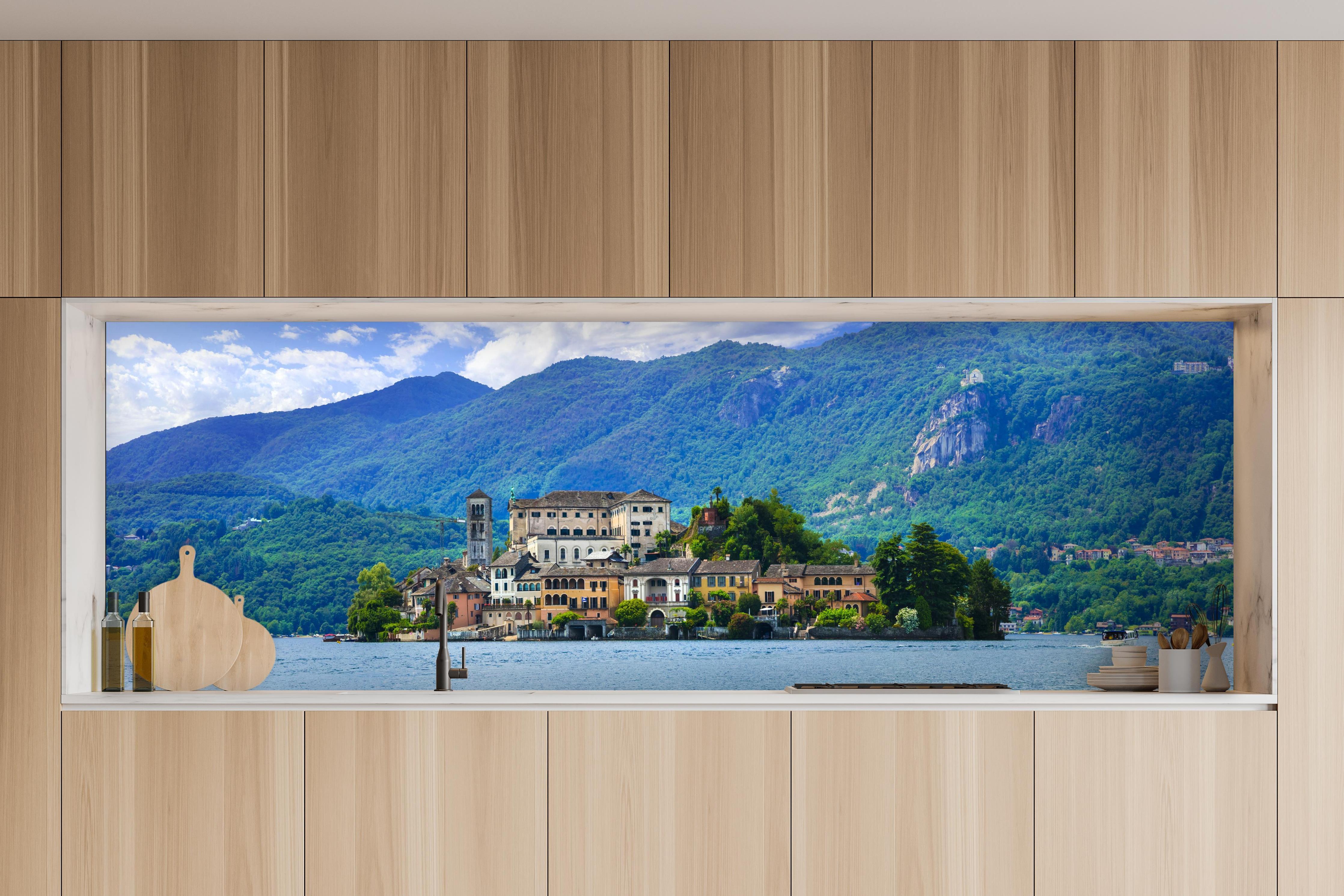 Küche - Ortasee - Italien in charakteristischer Vollholz-Küche mit modernem Gasherd