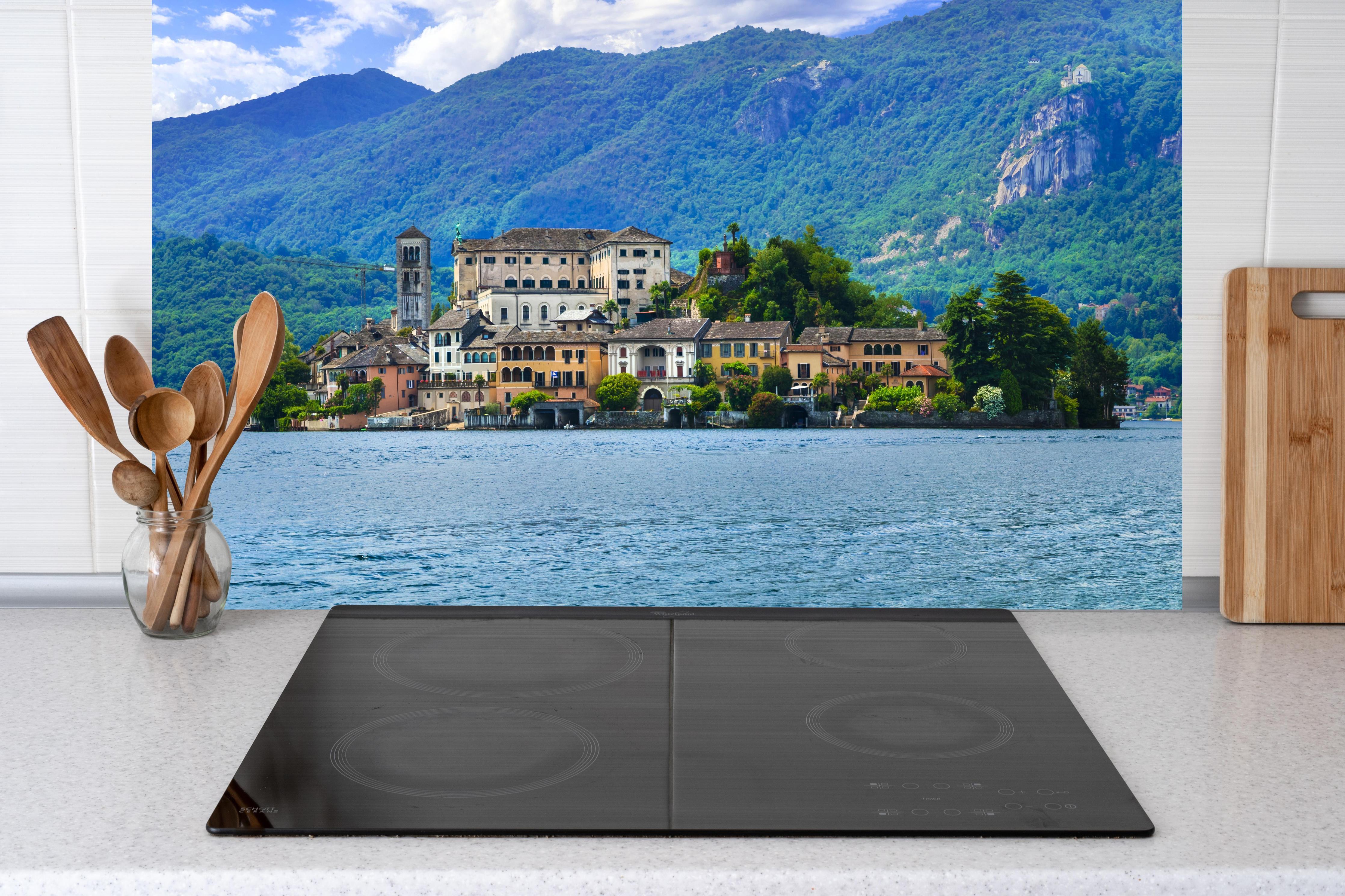 Küche - Ortasee - Italien hinter Cerankochfeld und Holz-Kochutensilien