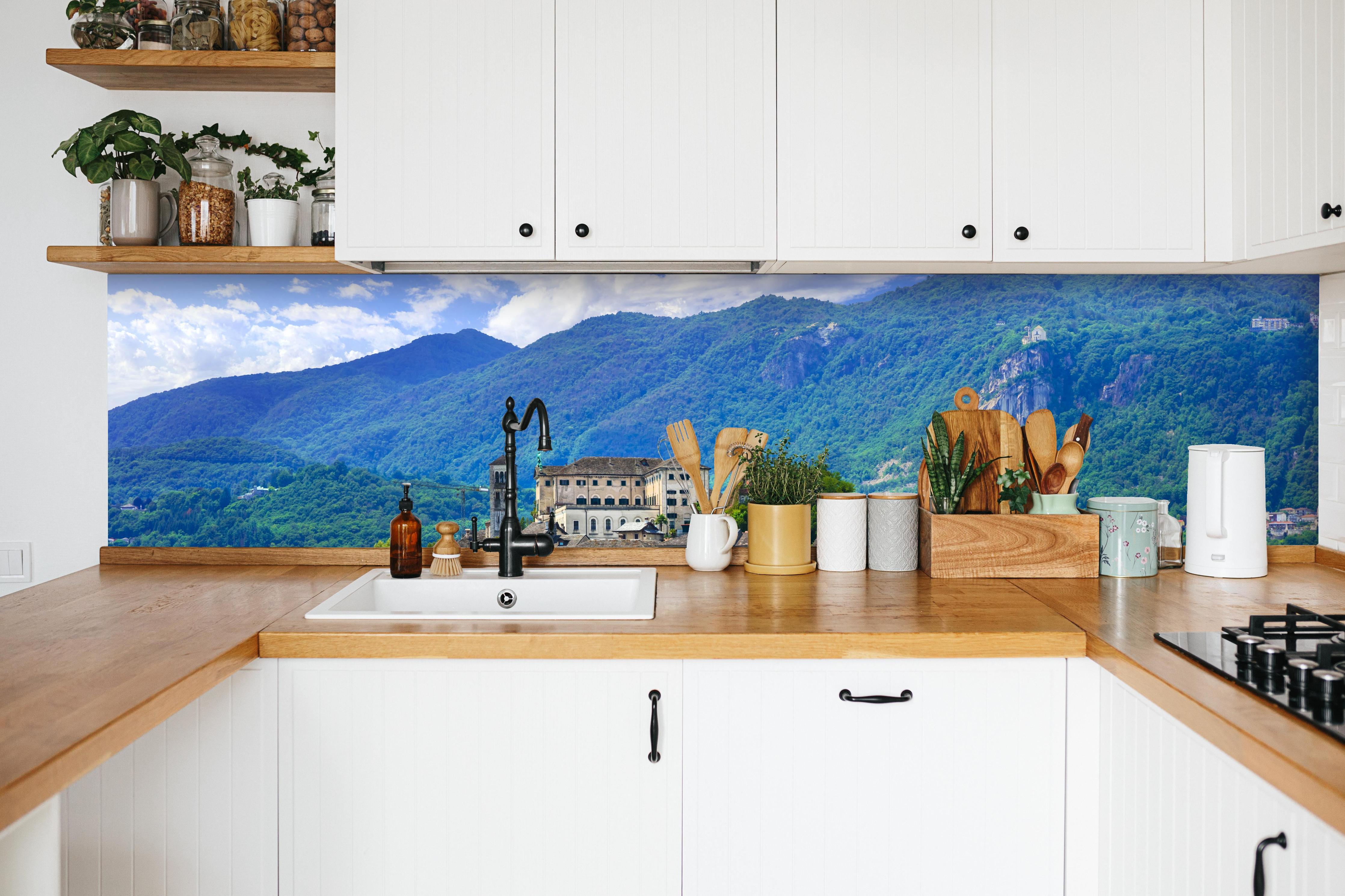 Küche - Ortasee - Italien in weißer Küche hinter Gewürzen und Kochlöffeln aus Holz