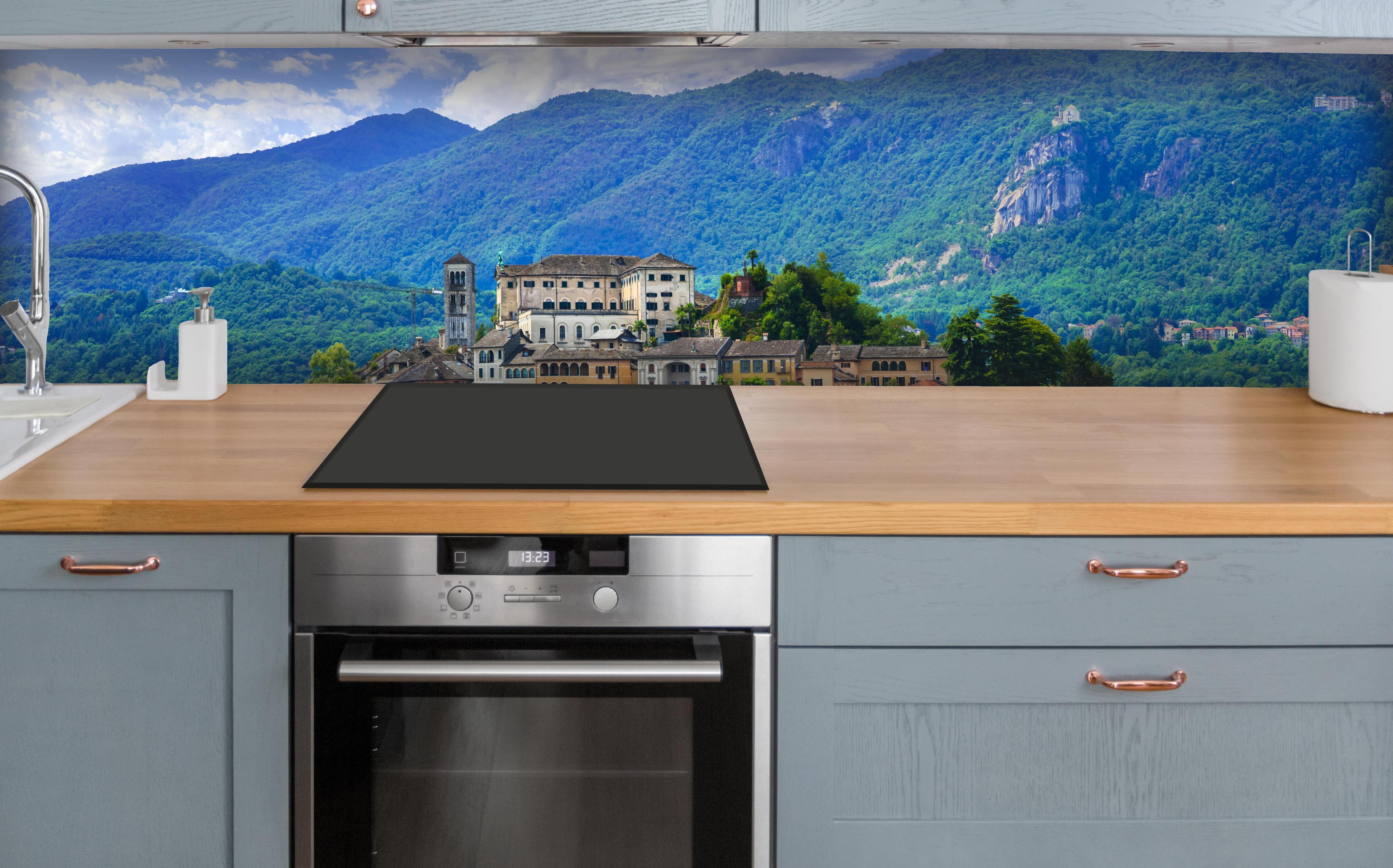 Küche - Ortasee - Italien über polierter Holzarbeitsplatte mit Cerankochfeld