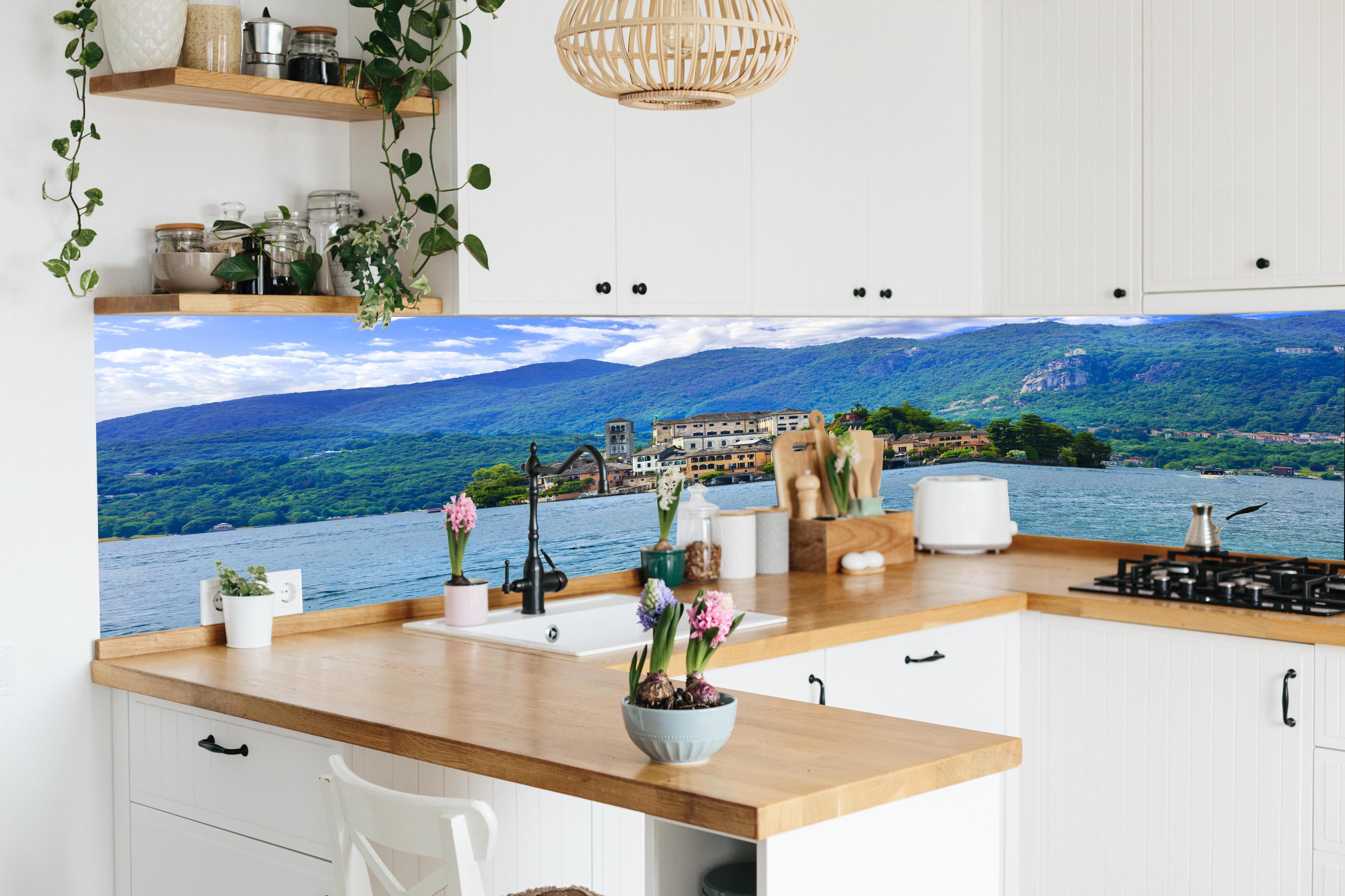 Küche - Ortasee - Italien in lebendiger Küche mit bunten Blumen