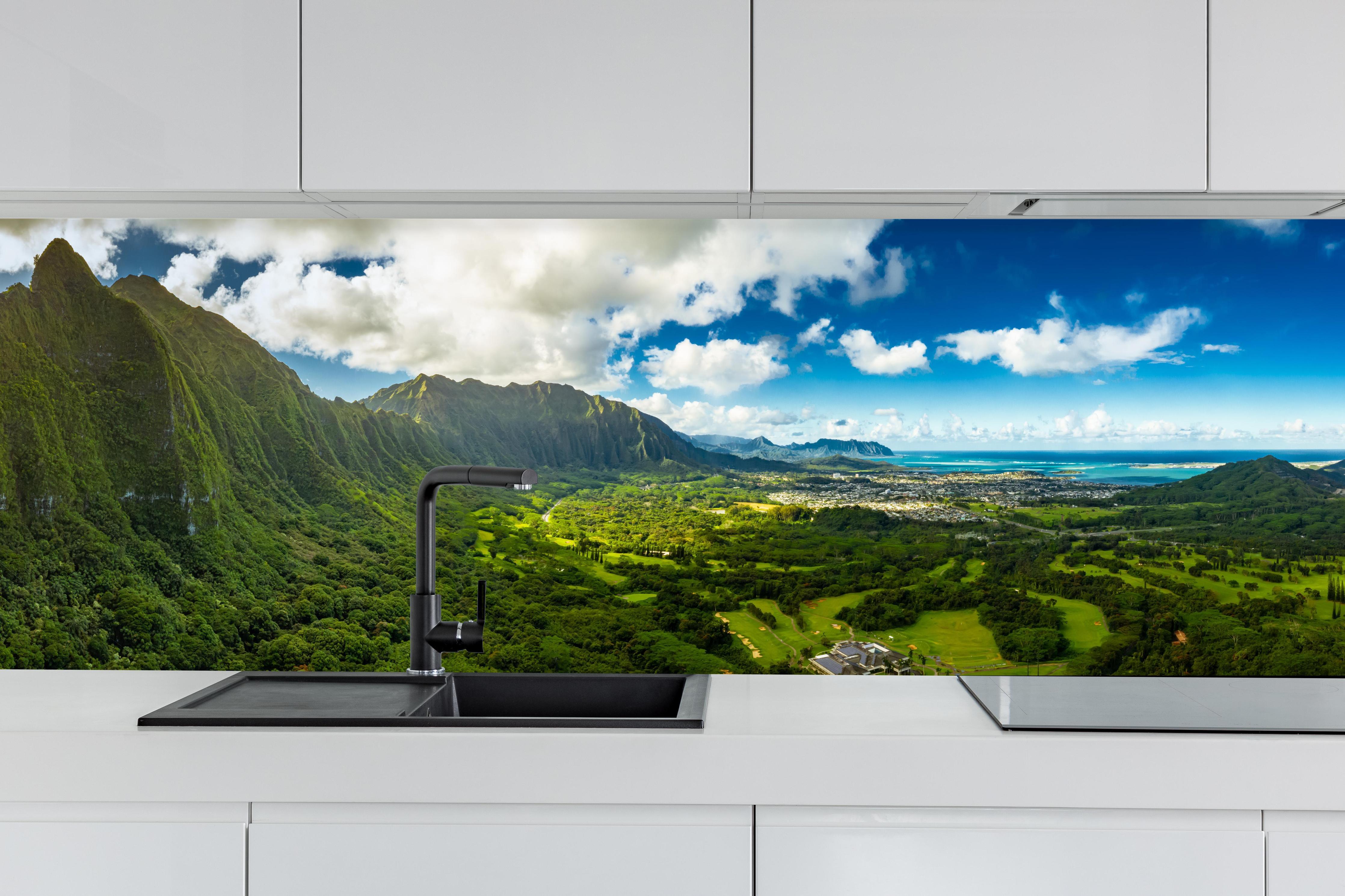 Küche - Pali Lookout Klippen in Hawaii hinter weißen Hochglanz-Küchenregalen und schwarzem Wasserhahn