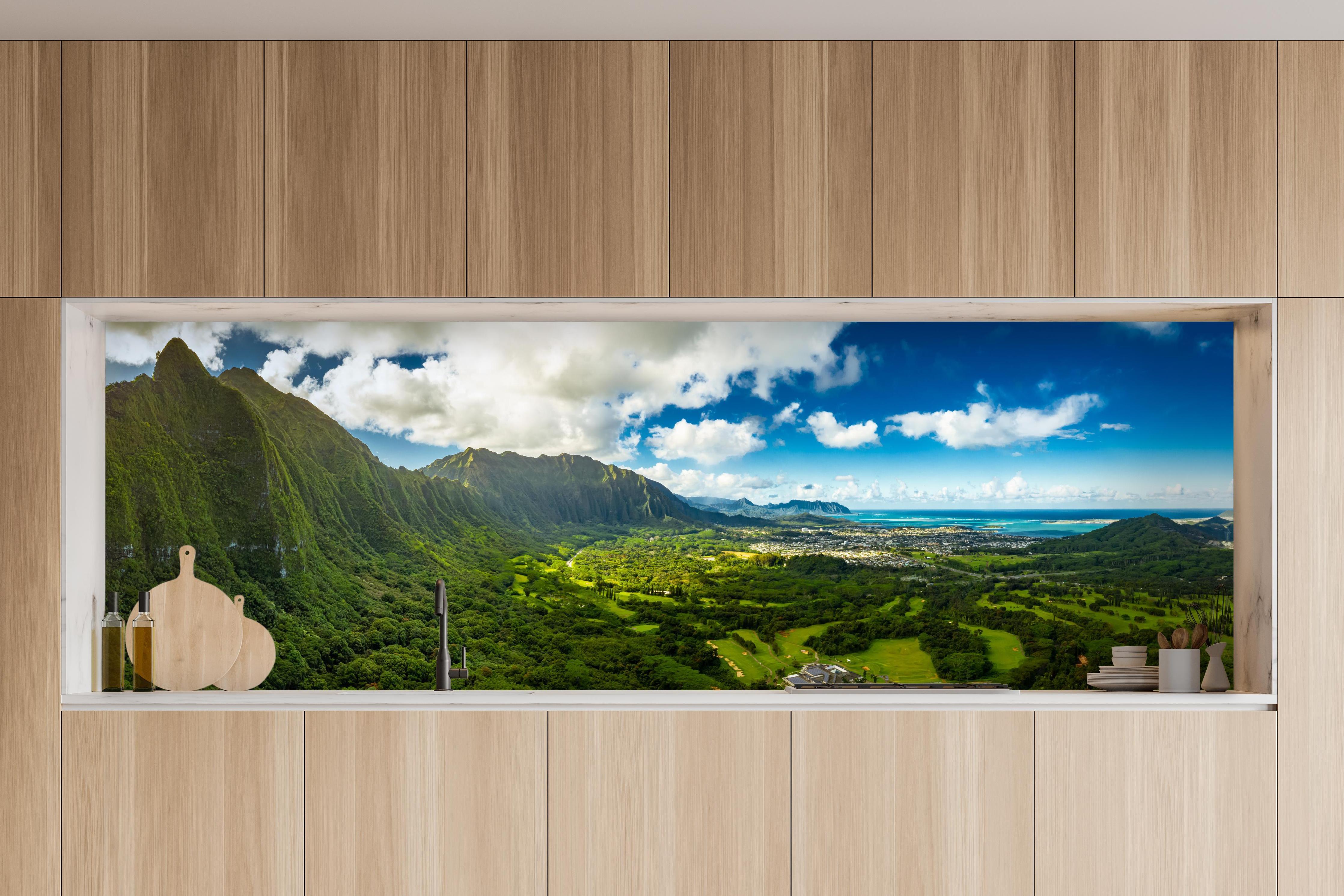 Küche - Pali Lookout Klippen in Hawaii in charakteristischer Vollholz-Küche mit modernem Gasherd